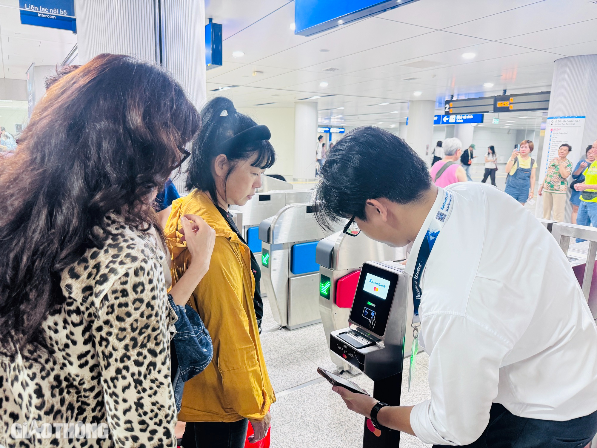 Ngày đầu metro số 1 bán vé, hệ thống gặp lỗi, phải dùng thêm vé viết tay- Ảnh 5. Ngày đầu metro số 1 bán vé, hệ thống gặp lỗi, phải dùng thêm vé viết tay- Ảnh 5.