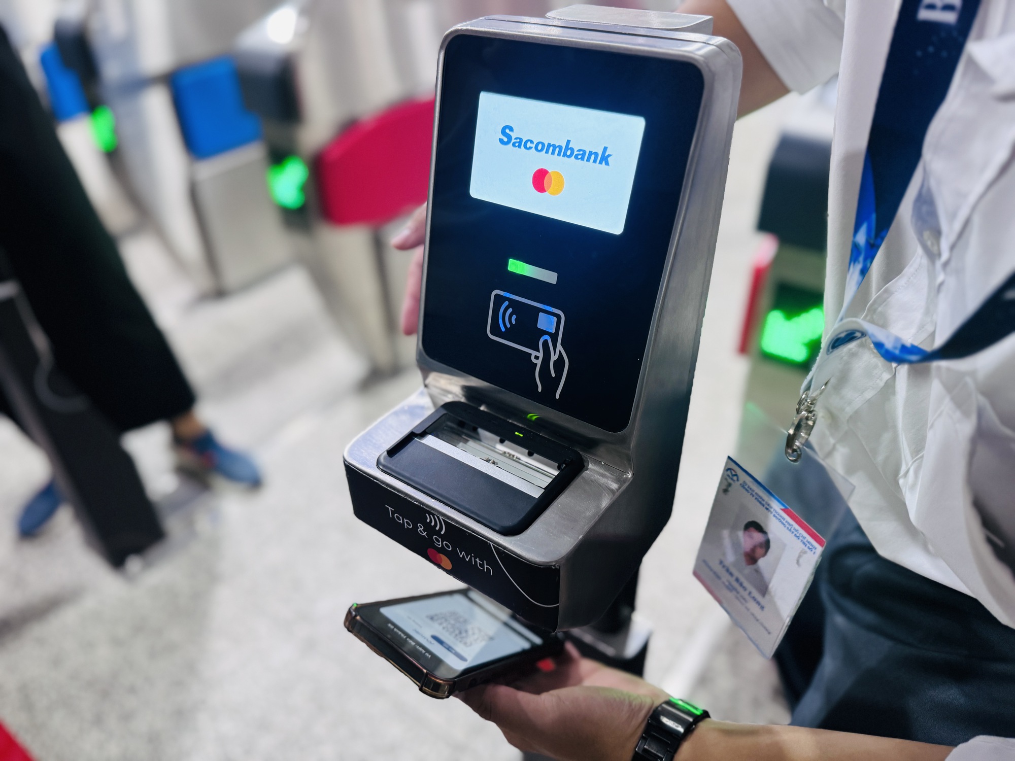 Ngày đầu metro số 1 bán vé, hệ thống gặp lỗi, phải dùng thêm vé viết tay- Ảnh 8. Ngày đầu metro số 1 bán vé, hệ thống gặp lỗi, phải dùng thêm vé viết tay- Ảnh 8.