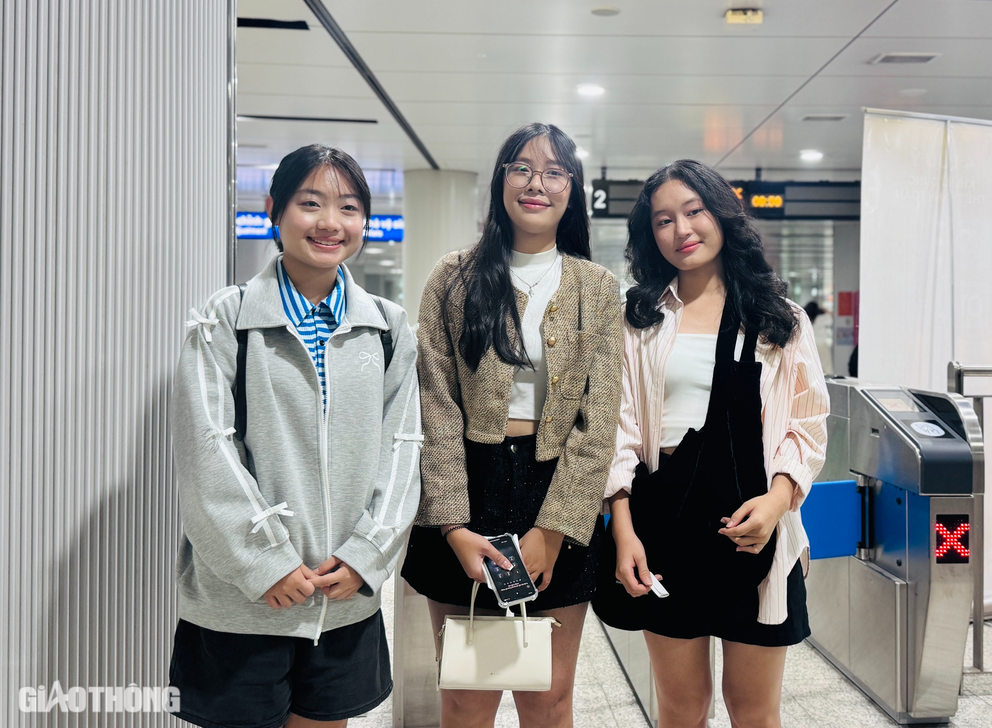 Ngày đầu metro số 1 bán vé, hệ thống gặp lỗi, phải dùng thêm vé viết tay- Ảnh 11. Ngày đầu metro số 1 bán vé, hệ thống gặp lỗi, phải dùng thêm vé viết tay- Ảnh 11.