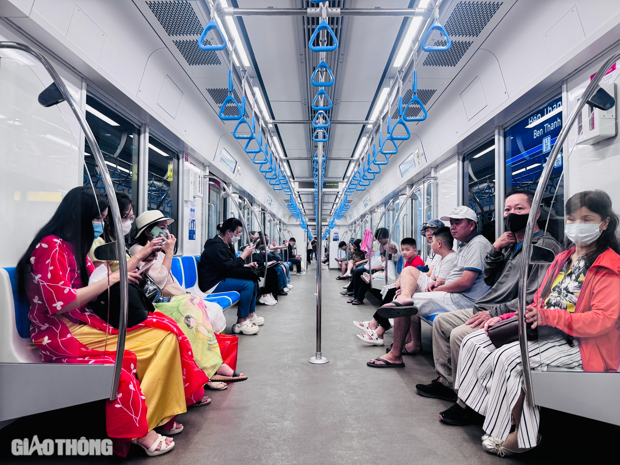 Ngày đầu metro số 1 bán vé, hệ thống gặp lỗi, phải dùng thêm vé viết tay- Ảnh 14. Ngày đầu metro số 1 bán vé, hệ thống gặp lỗi, phải dùng thêm vé viết tay- Ảnh 14.