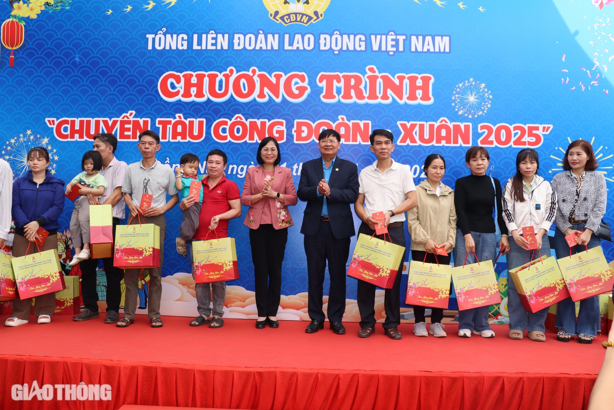 Ấm &aacute;p chuyến t&agrave;u c&ocirc;ng đo&agrave;n đưa c&ocirc;ng nh&acirc;n về qu&ecirc; đ&oacute;n Tết- Ảnh 1.