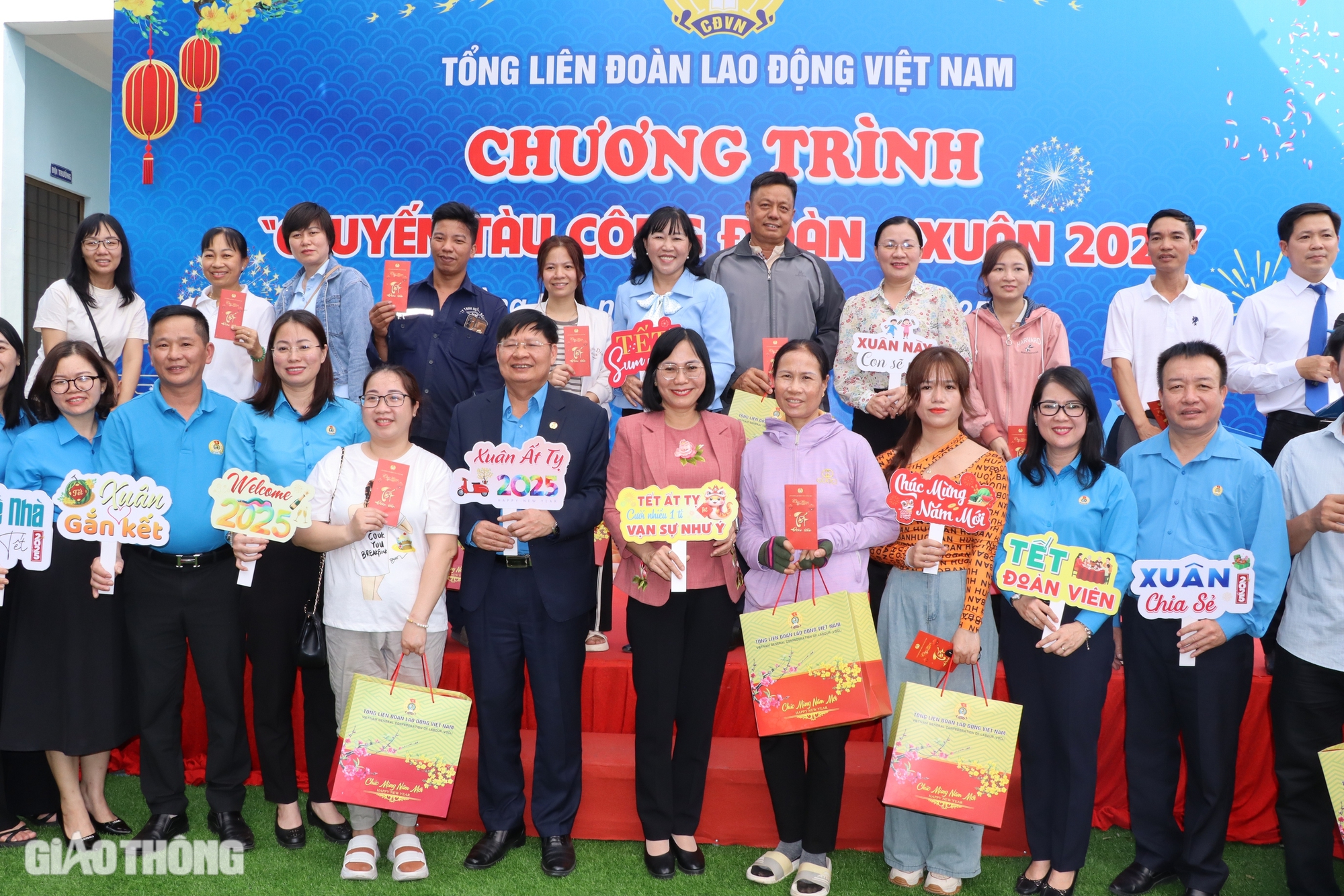 Ấm &aacute;p chuyến t&agrave;u c&ocirc;ng đo&agrave;n đưa c&ocirc;ng nh&acirc;n về qu&ecirc; đ&oacute;n Tết- Ảnh 2.
