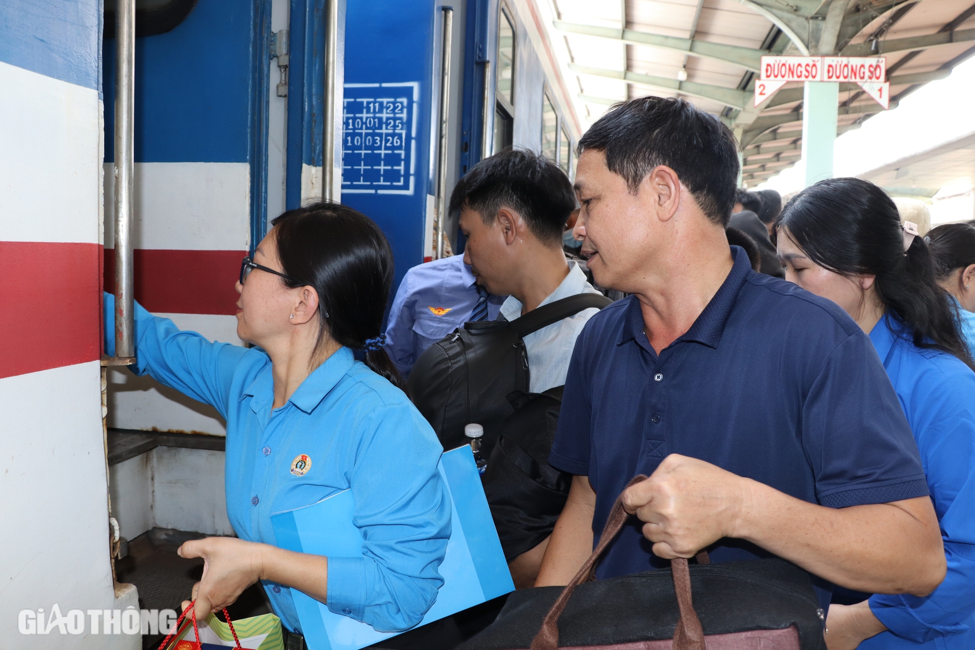Ấm &aacute;p chuyến t&agrave;u c&ocirc;ng đo&agrave;n đưa c&ocirc;ng nh&acirc;n về qu&ecirc; đ&oacute;n Tết- Ảnh 9.