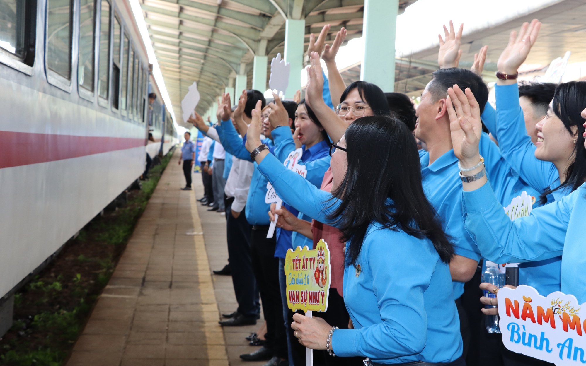 Ấm &aacute;p chuyến t&agrave;u c&ocirc;ng đo&agrave;n đưa c&ocirc;ng nh&acirc;n về qu&ecirc; đ&oacute;n Tết