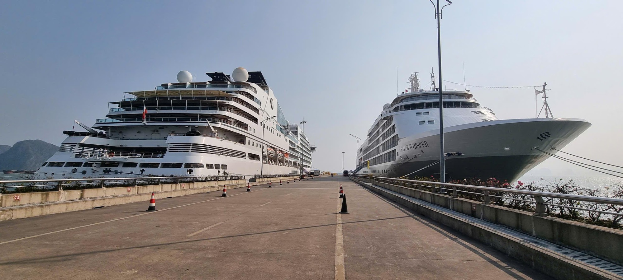 Hàng nghìn khách quốc tế ghé thăm Hạ Long bằng đường biển Tết Ất Tỵ- Ảnh 1. Hàng nghìn khách quốc tế ghé thăm Hạ Long bằng đường biển Tết Ất Tỵ- Ảnh 1.