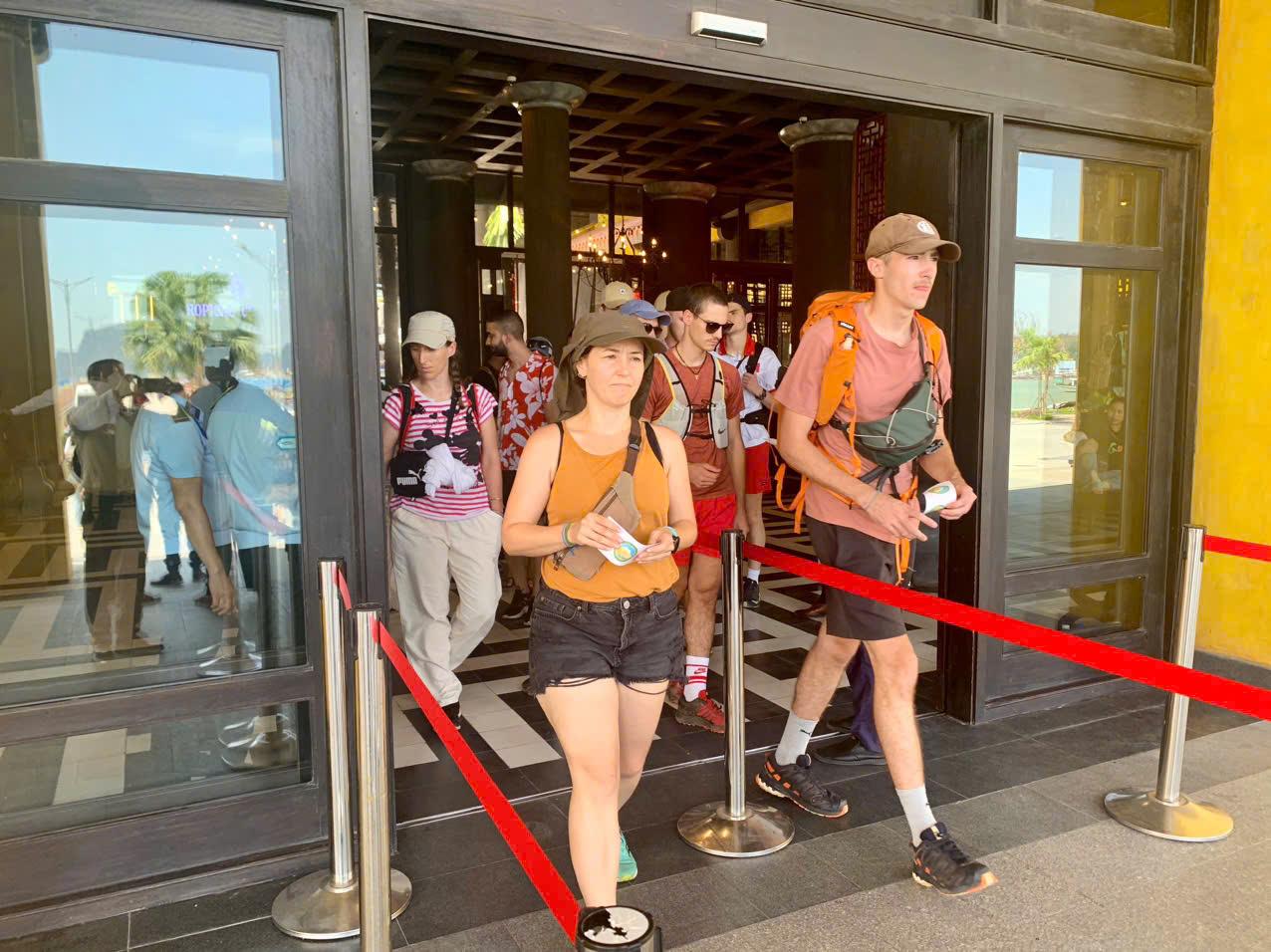 Hàng nghìn khách quốc tế ghé thăm Hạ Long bằng đường biển Tết Ất Tỵ- Ảnh 3. Hàng nghìn khách quốc tế ghé thăm Hạ Long bằng đường biển Tết Ất Tỵ- Ảnh 3.