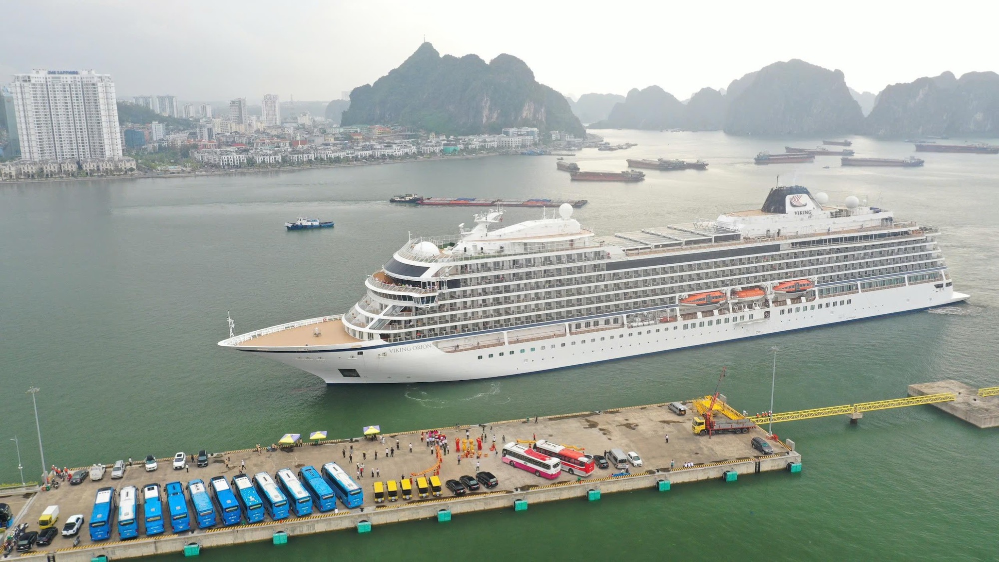 Hàng nghìn khách quốc tế ghé thăm Hạ Long bằng đường biển Tết Ất Tỵ- Ảnh 5. Hàng nghìn khách quốc tế ghé thăm Hạ Long bằng đường biển Tết Ất Tỵ- Ảnh 5.