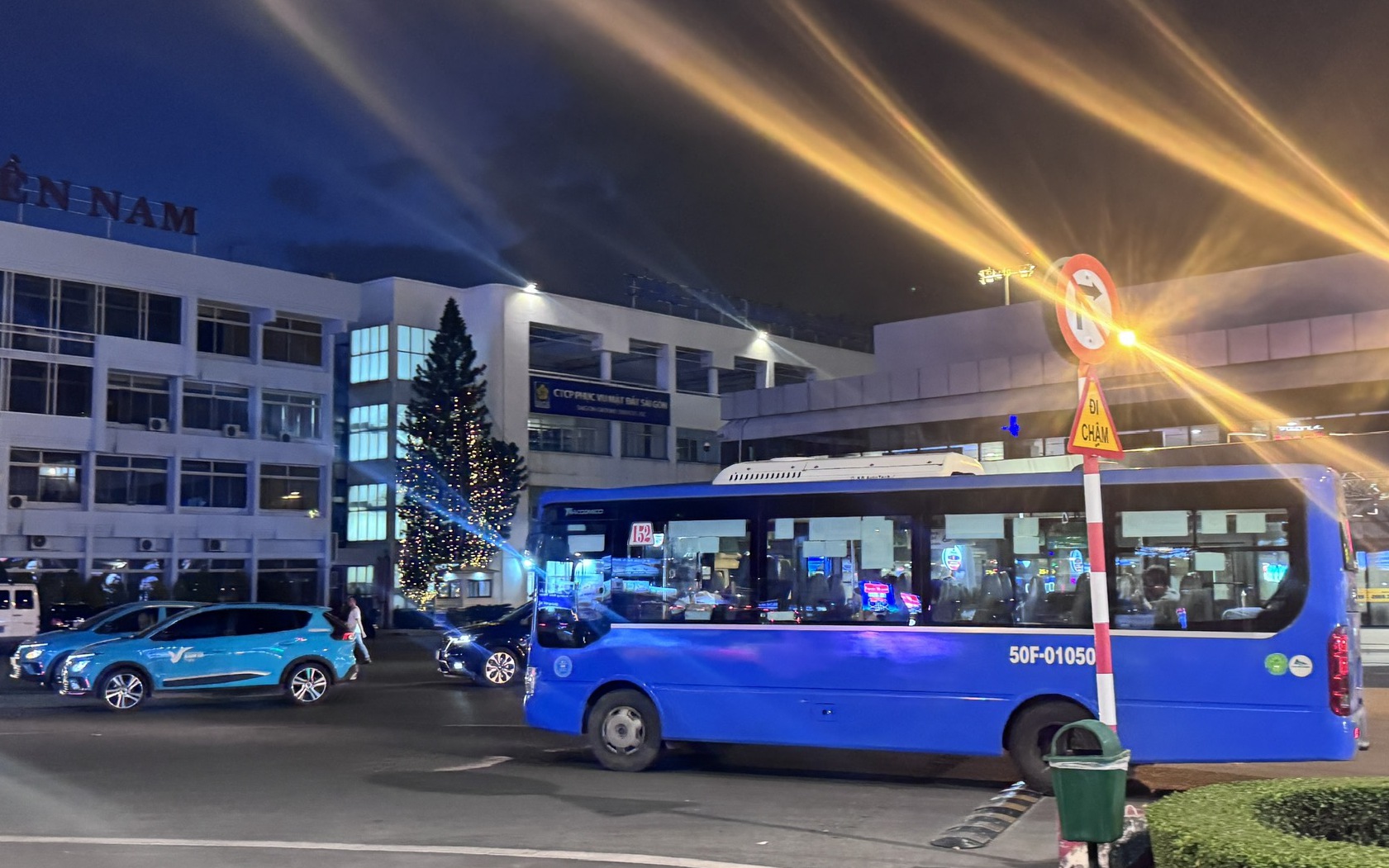 Tân Sơn Nhất đón khoảng 140.000 khách trong ngày ông Táo về trời- Ảnh 4. Xe buýt chuyển khách miễn phí ra khỏi sân bay Tân Sơn Nhất dịp Tết