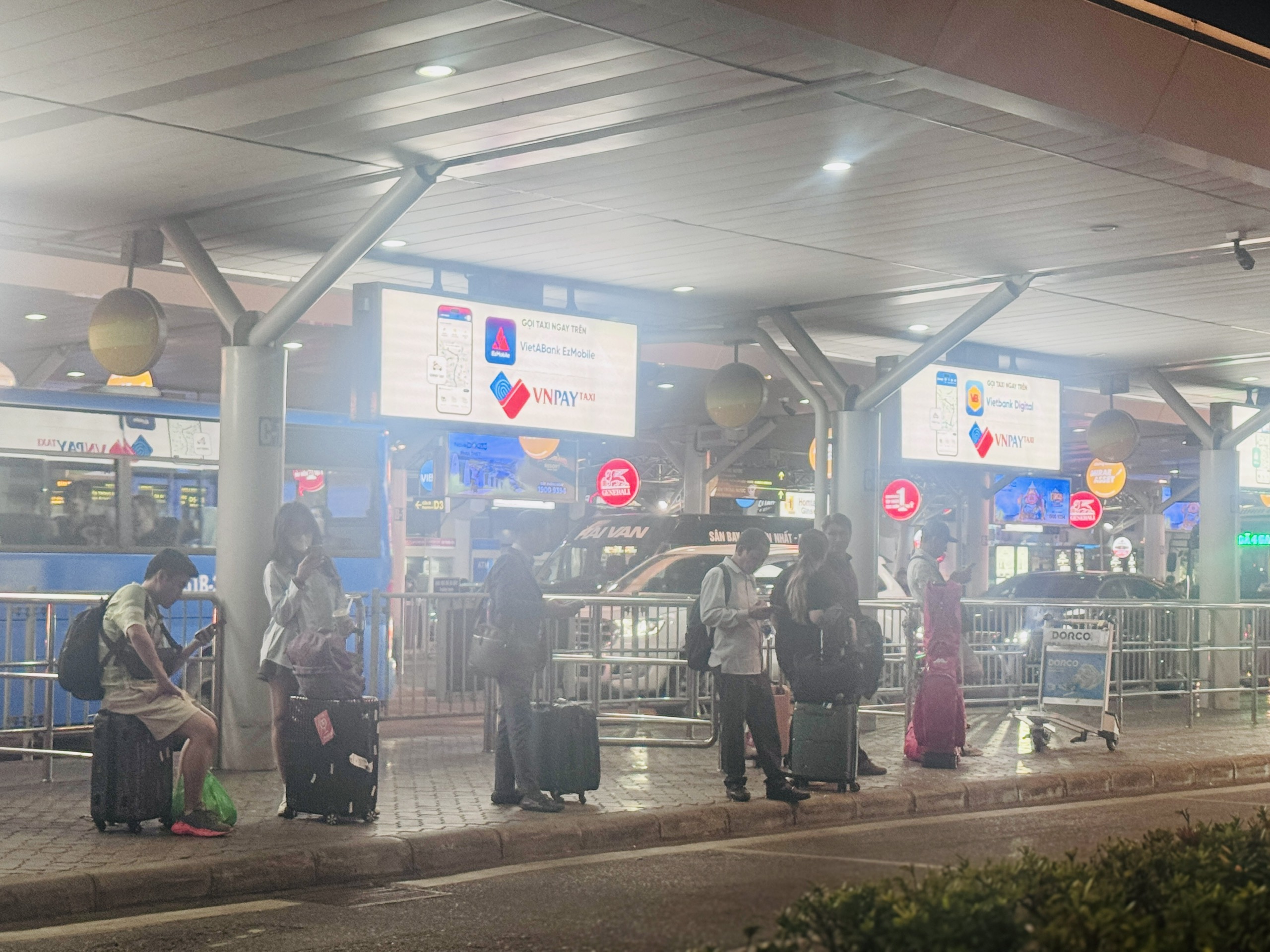 Xe bu&yacute;t chuyển kh&aacute;ch miễn ph&iacute; ra khỏi s&acirc;n bay T&acirc;n Sơn Nhất dịp Tết- Ảnh 1.