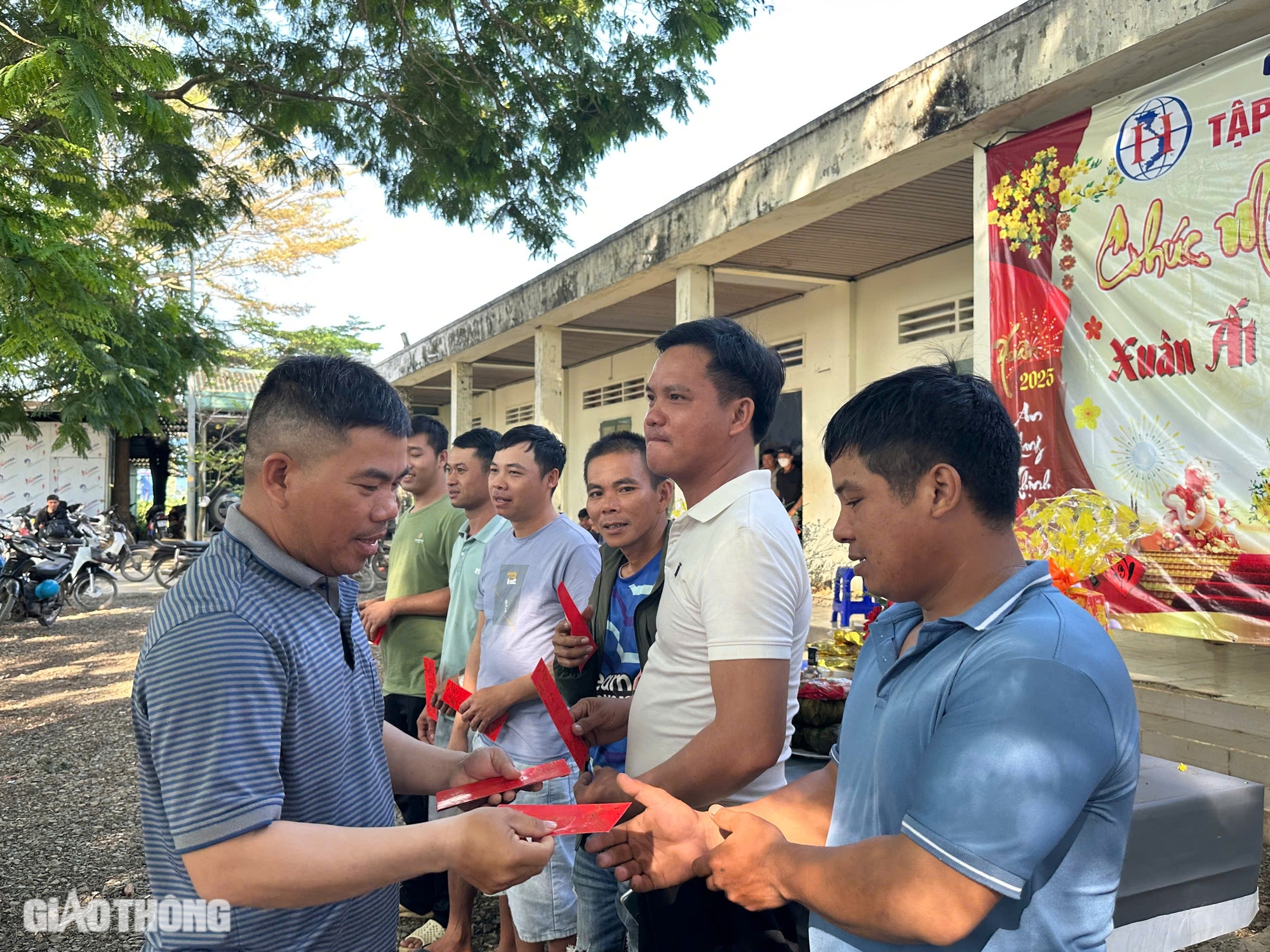 Những chuyến xe đưa c&ocirc;ng nh&acirc;n dự &aacute;n đường cao tốc về qu&ecirc; ăn Tết sớm- Ảnh 1.