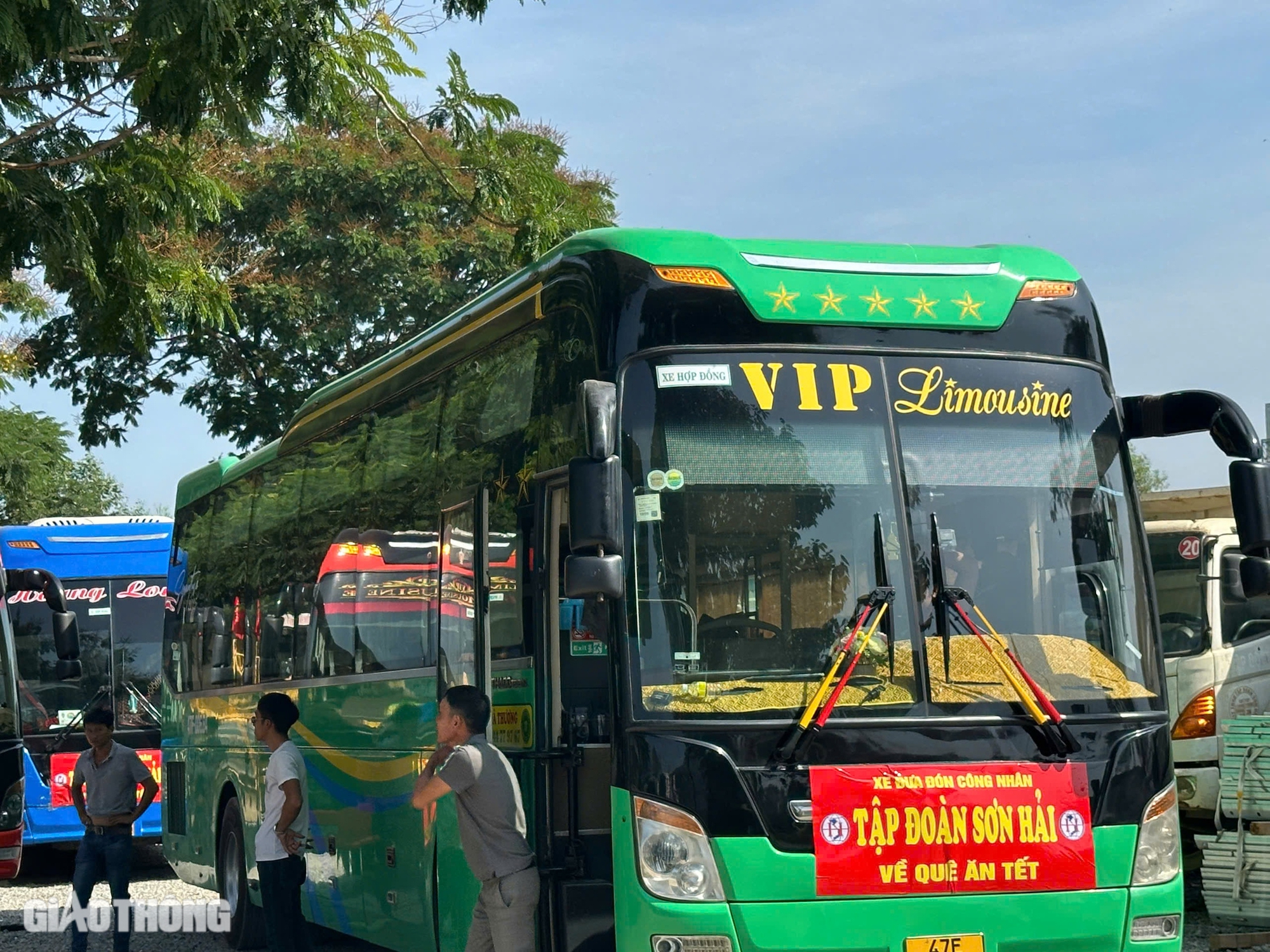 Những chuyến xe đưa c&ocirc;ng nh&acirc;n dự &aacute;n đường cao tốc về qu&ecirc; ăn Tết sớm- Ảnh 3.