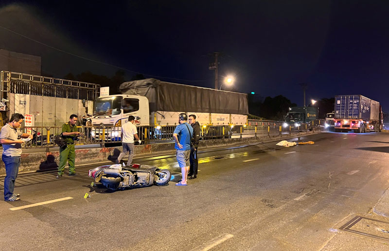 Lực lượng chức năng xử l&yacute; hiện trường vụ tai nạn.