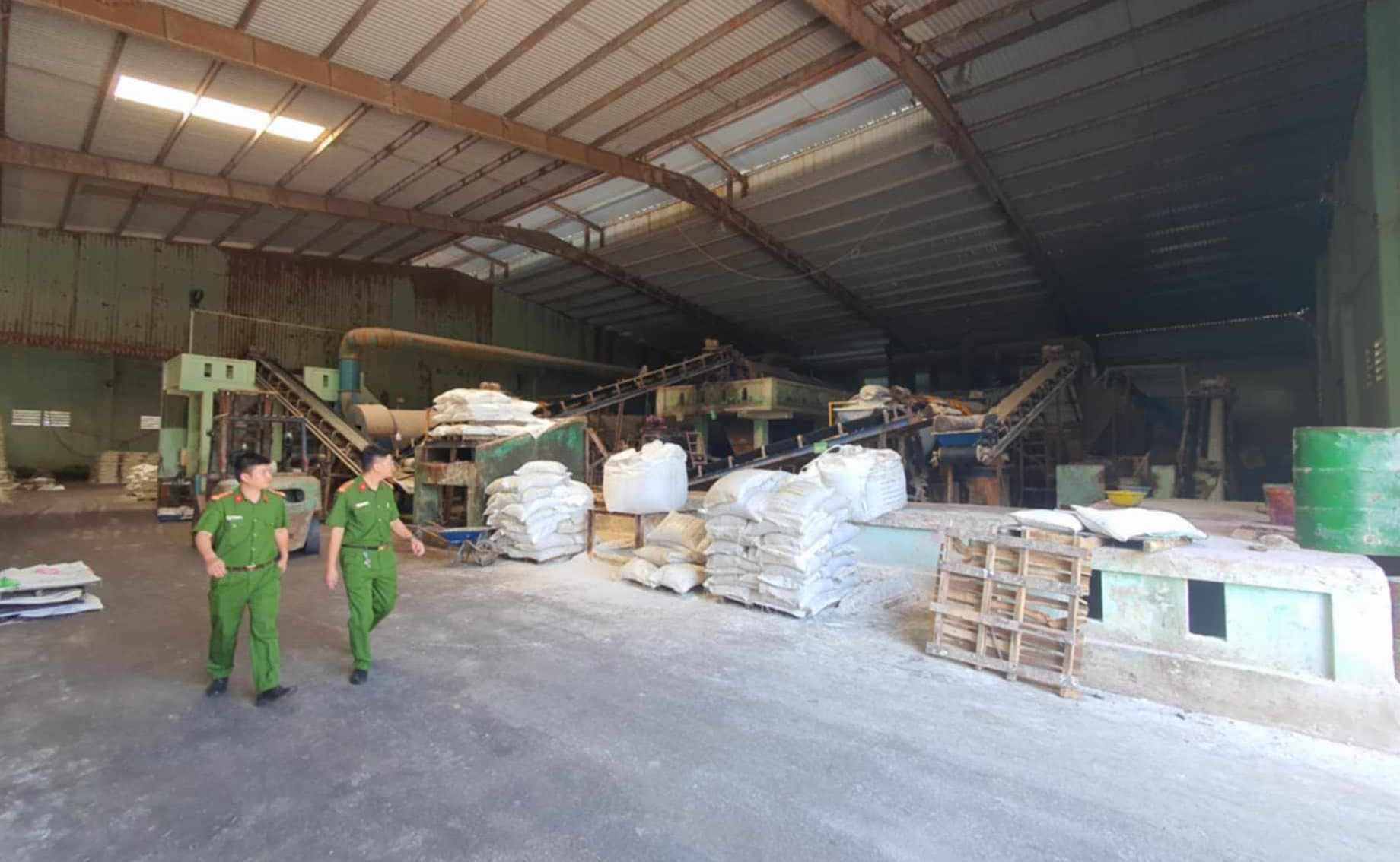 Bắt giữ cặp vợ chồng gi&aacute;m đốc sản xuất, bu&ocirc;n b&aacute;n ph&acirc;n b&oacute;n giả li&ecirc;n tỉnh- Ảnh 3.