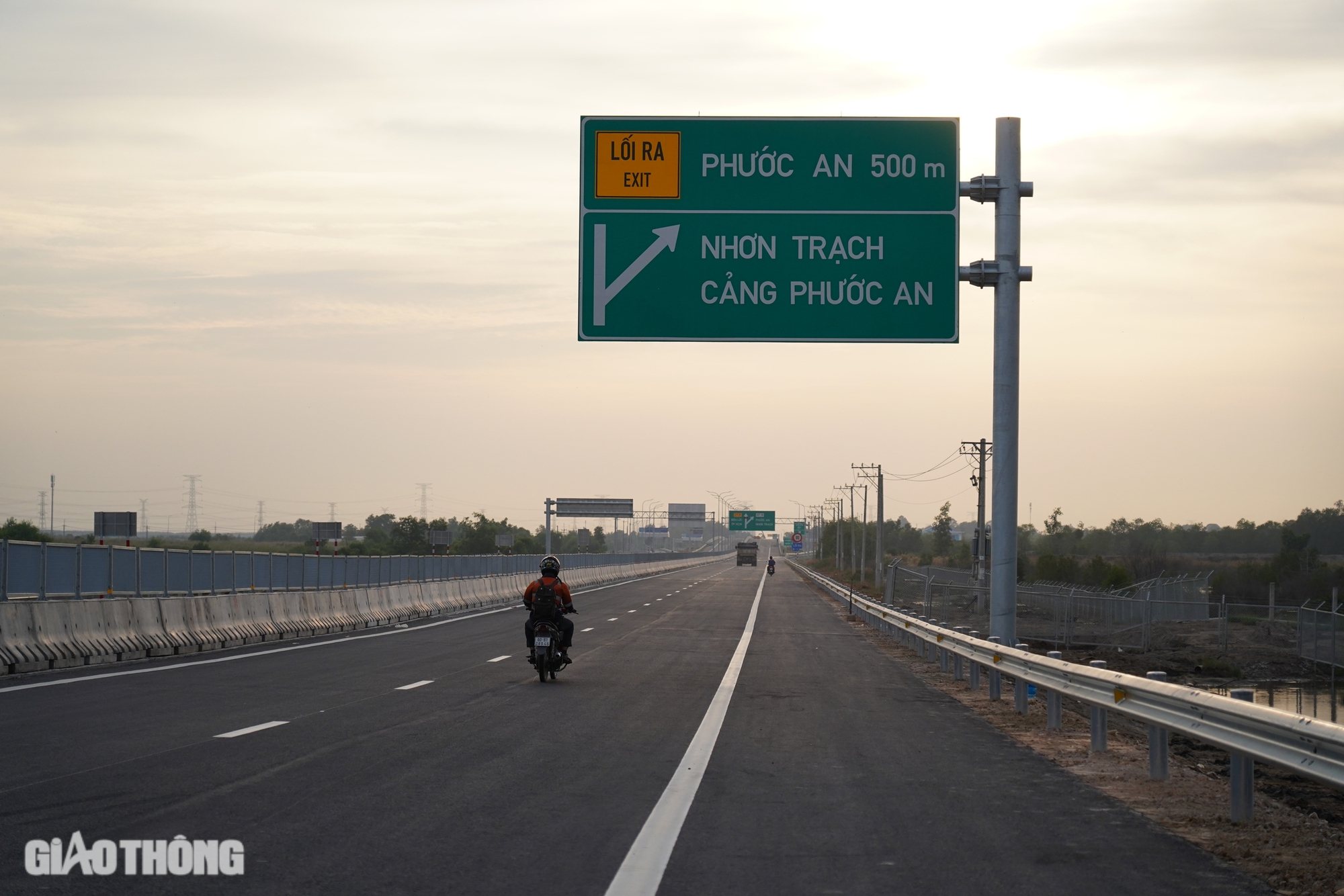 Ngày mai thông xe hai đoạn trên cao tốc Bến Lức - Long Thành- Ảnh 1. Ngày mai thông xe hai đoạn trên cao tốc Bến Lức - Long Thành- Ảnh 1.