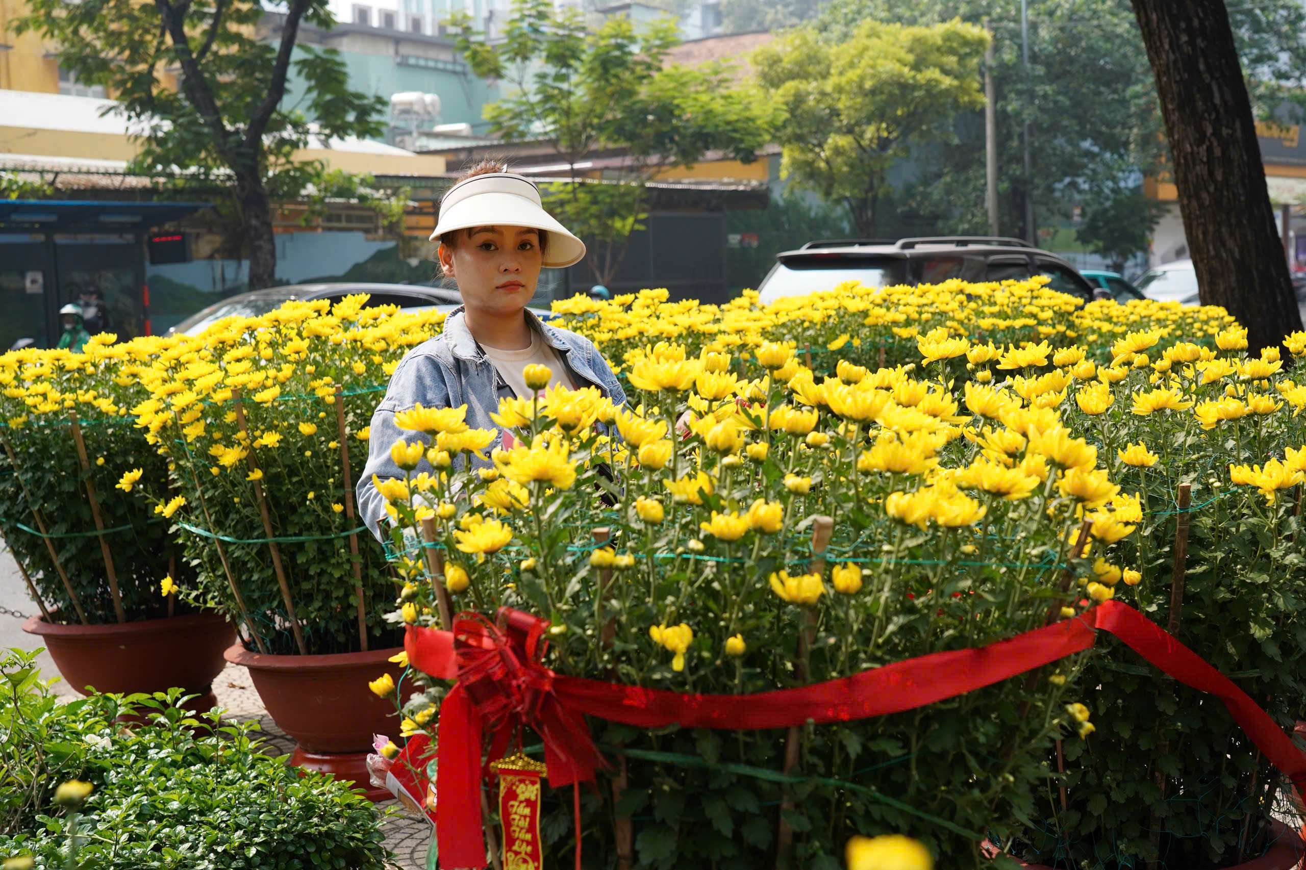 TP.HCM: Mai, đ&agrave;o, c&uacute;c xếp h&agrave;ng chờ chủ nh&acirc;n đ&oacute;n về chơi Tết- Ảnh 9.