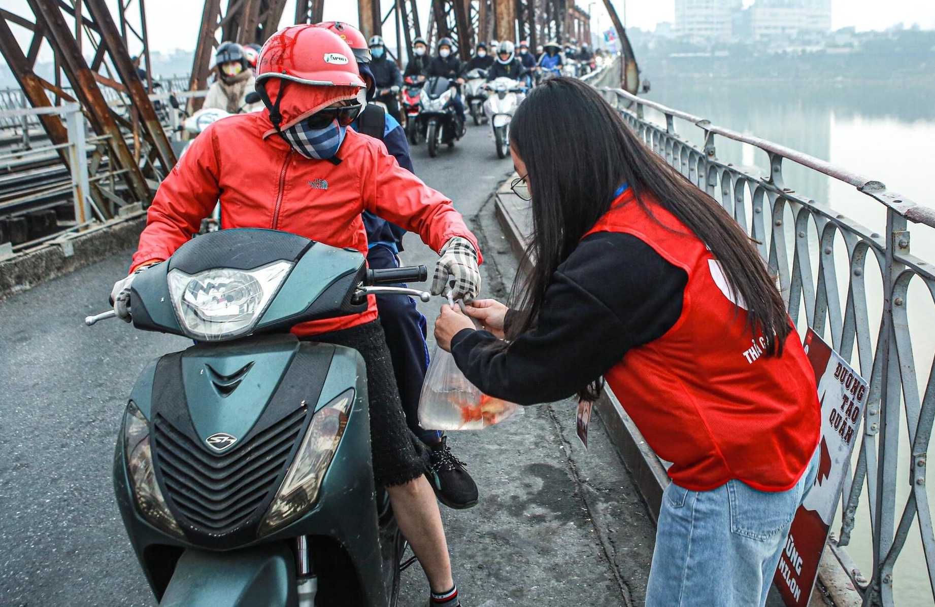 Hà Nội: Lan tỏa thông điệp "Thả cá, đừng thả túi nilon" ngày ông Táo về trời- Ảnh 1. Hà Nội: Lan tỏa thông điệp "Thả cá, đừng thả túi nilon" ngày ông Táo về trời- Ảnh 1.