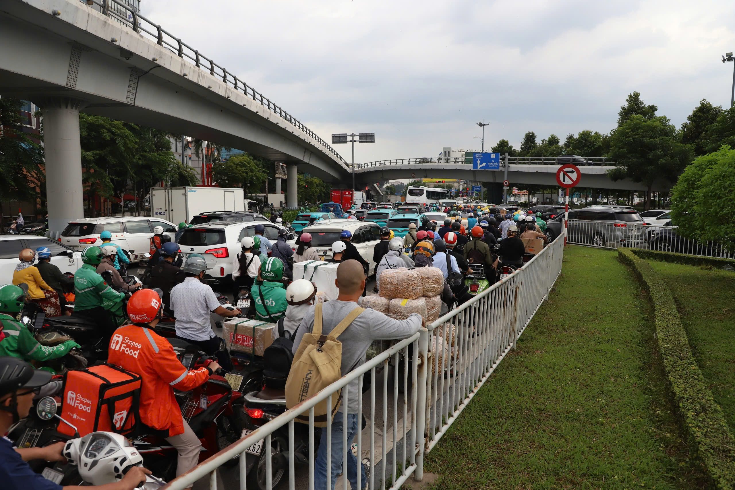Tân Sơn Nhất đón khoảng 140.000 khách trong ngày ông Táo về trời- Ảnh 3. Tân Sơn Nhất đón khoảng 140.000 khách trong ngày ông Táo về trời- Ảnh 3.