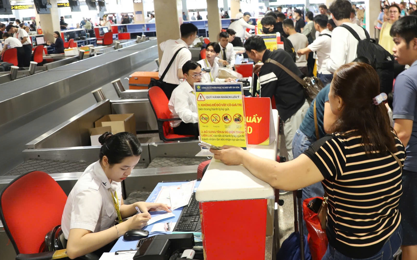 Tân Sơn Nhất đông nghẹt từ rạng sáng, phục vụ kỷ lục 1.000 chuyến bay- Ảnh 3. Tân Sơn Nhất đón khoảng 140.000 khách trong ngày ông Táo về trời