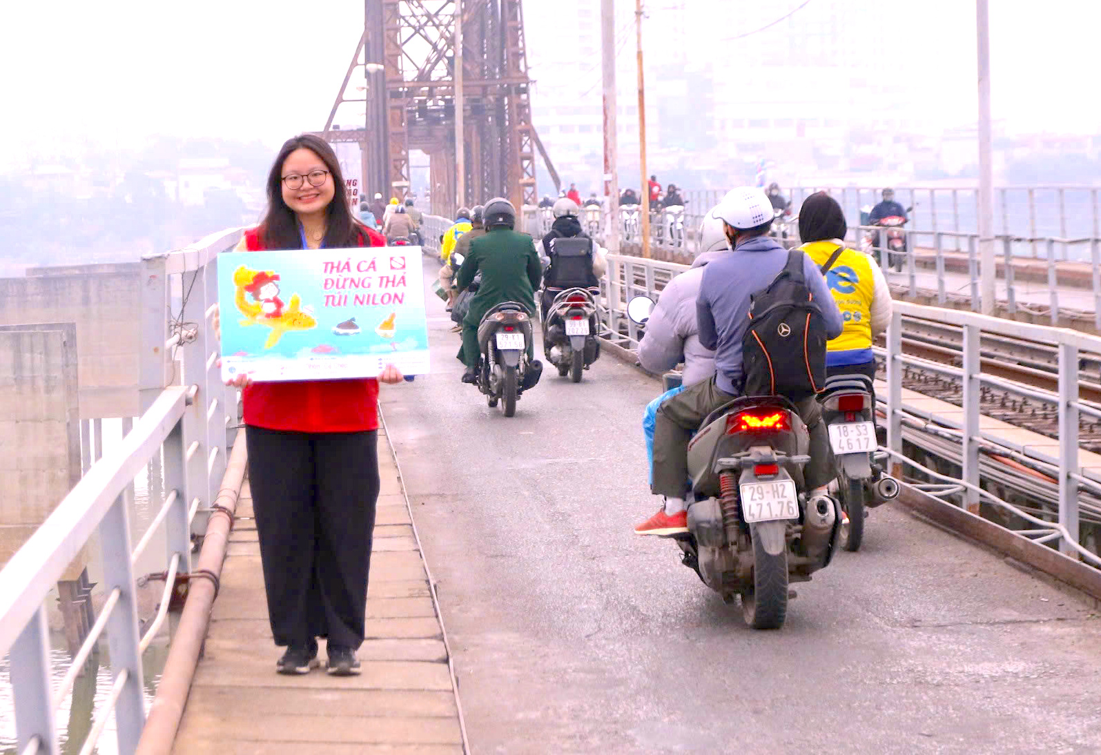 Hà Nội: Lan tỏa thông điệp "Thả cá, đừng thả túi nilon" ngày ông Táo về trời- Ảnh 5. Hà Nội: Lan tỏa thông điệp "Thả cá, đừng thả túi nilon" ngày ông Táo về trời- Ảnh 5.