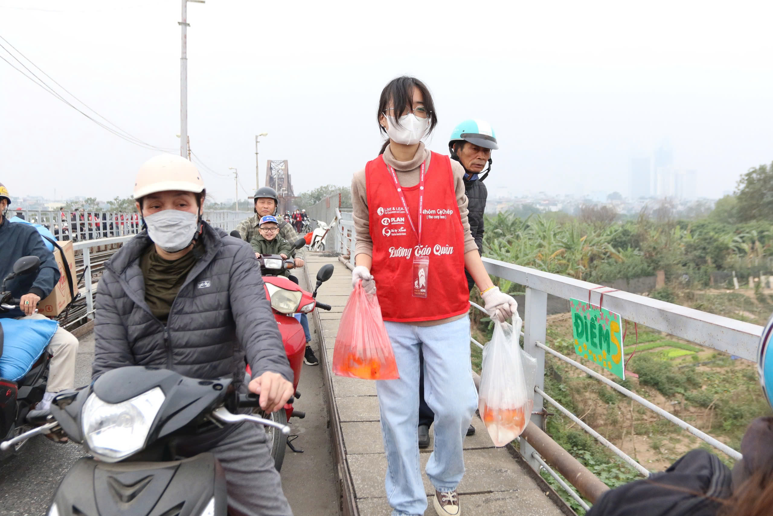 Hà Nội: Lan tỏa thông điệp "Thả cá, đừng thả túi nilon" ngày ông Táo về trời- Ảnh 2. Hà Nội: Lan tỏa thông điệp "Thả cá, đừng thả túi nilon" ngày ông Táo về trời- Ảnh 2.
