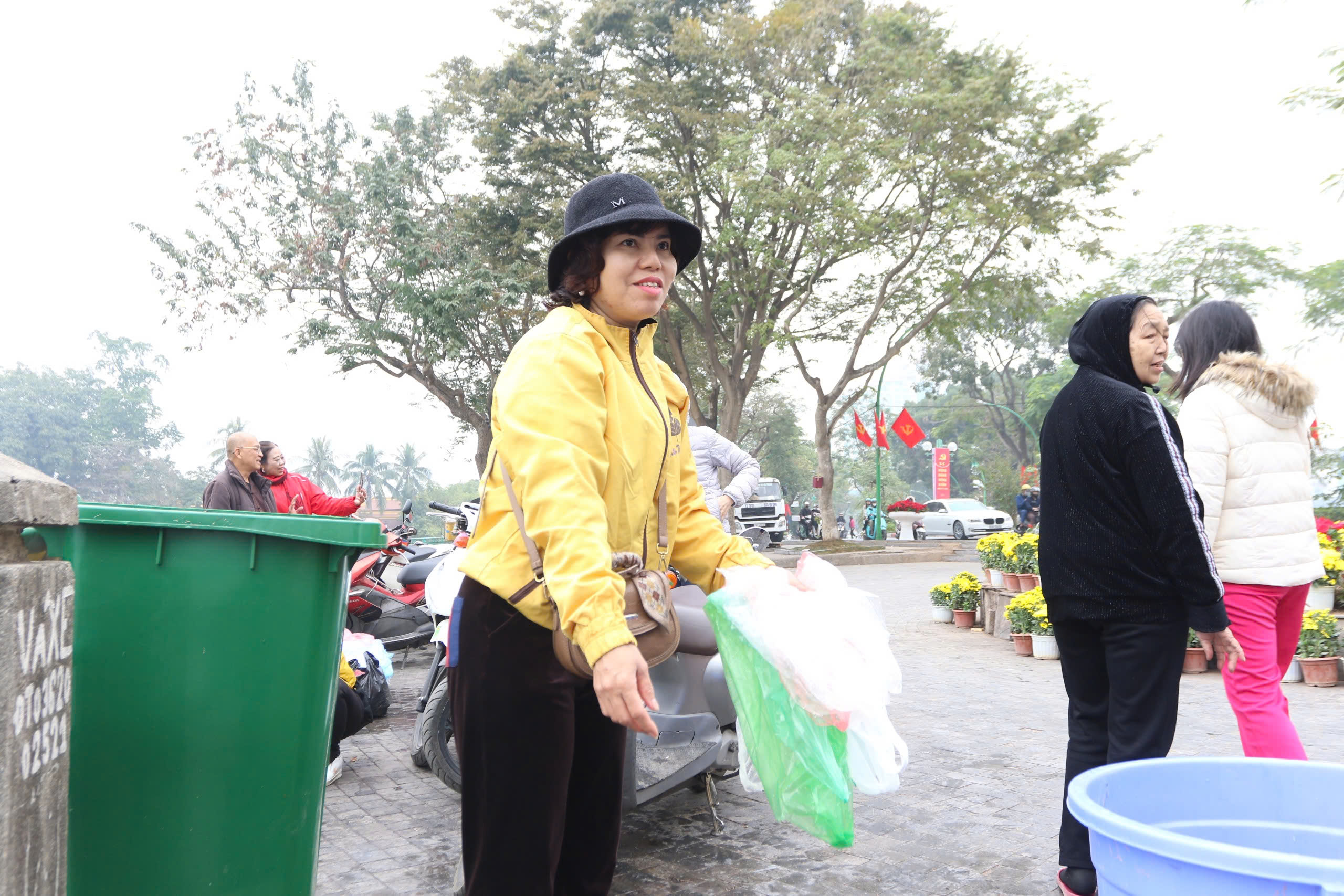 Hà Nội: Lan tỏa thông điệp "Thả cá, đừng thả túi nilon" ngày ông Táo về trời- Ảnh 8. Hà Nội: Lan tỏa thông điệp "Thả cá, đừng thả túi nilon" ngày ông Táo về trời- Ảnh 8.