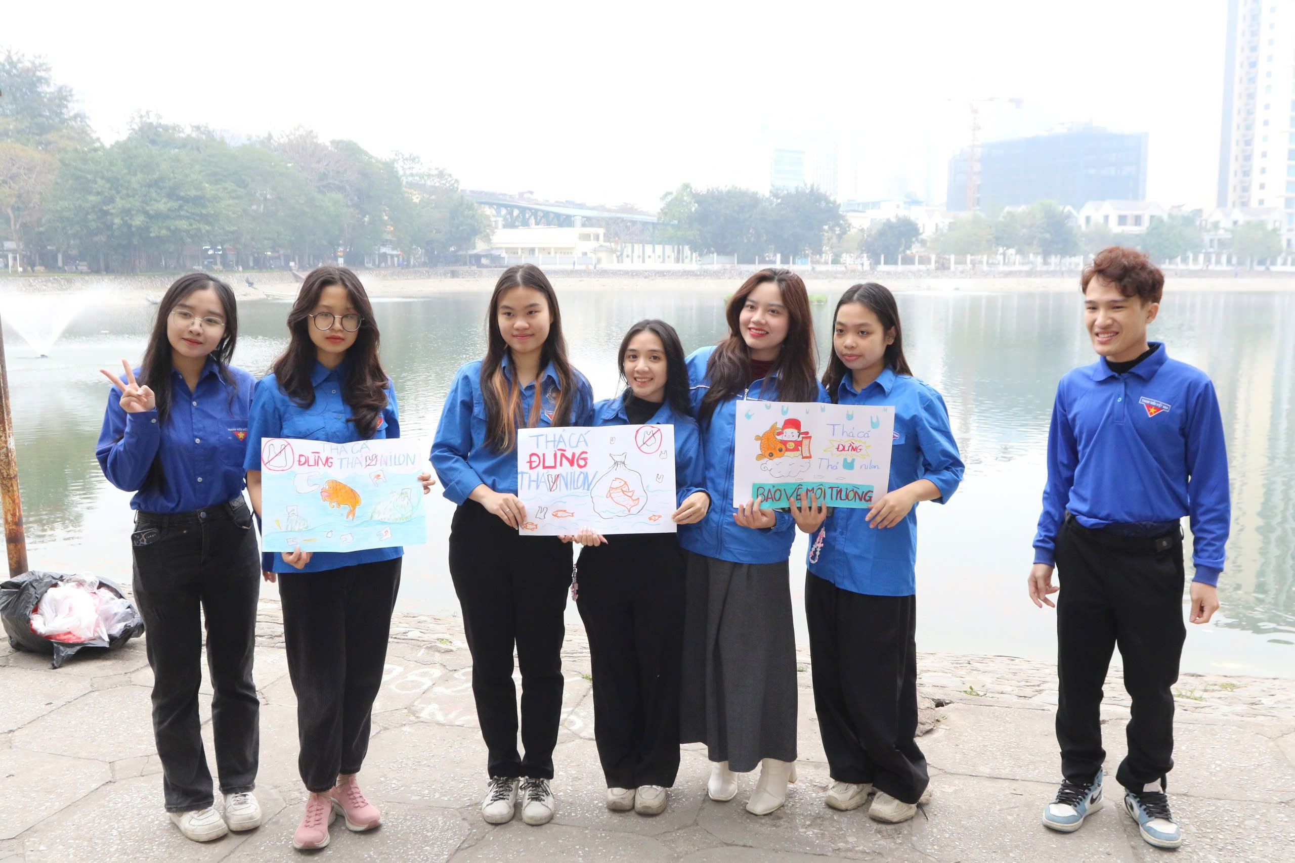 Hà Nội: Lan tỏa thông điệp "Thả cá, đừng thả túi nilon" ngày ông Táo về trời- Ảnh 10. Hà Nội: Lan tỏa thông điệp "Thả cá, đừng thả túi nilon" ngày ông Táo về trời- Ảnh 10.