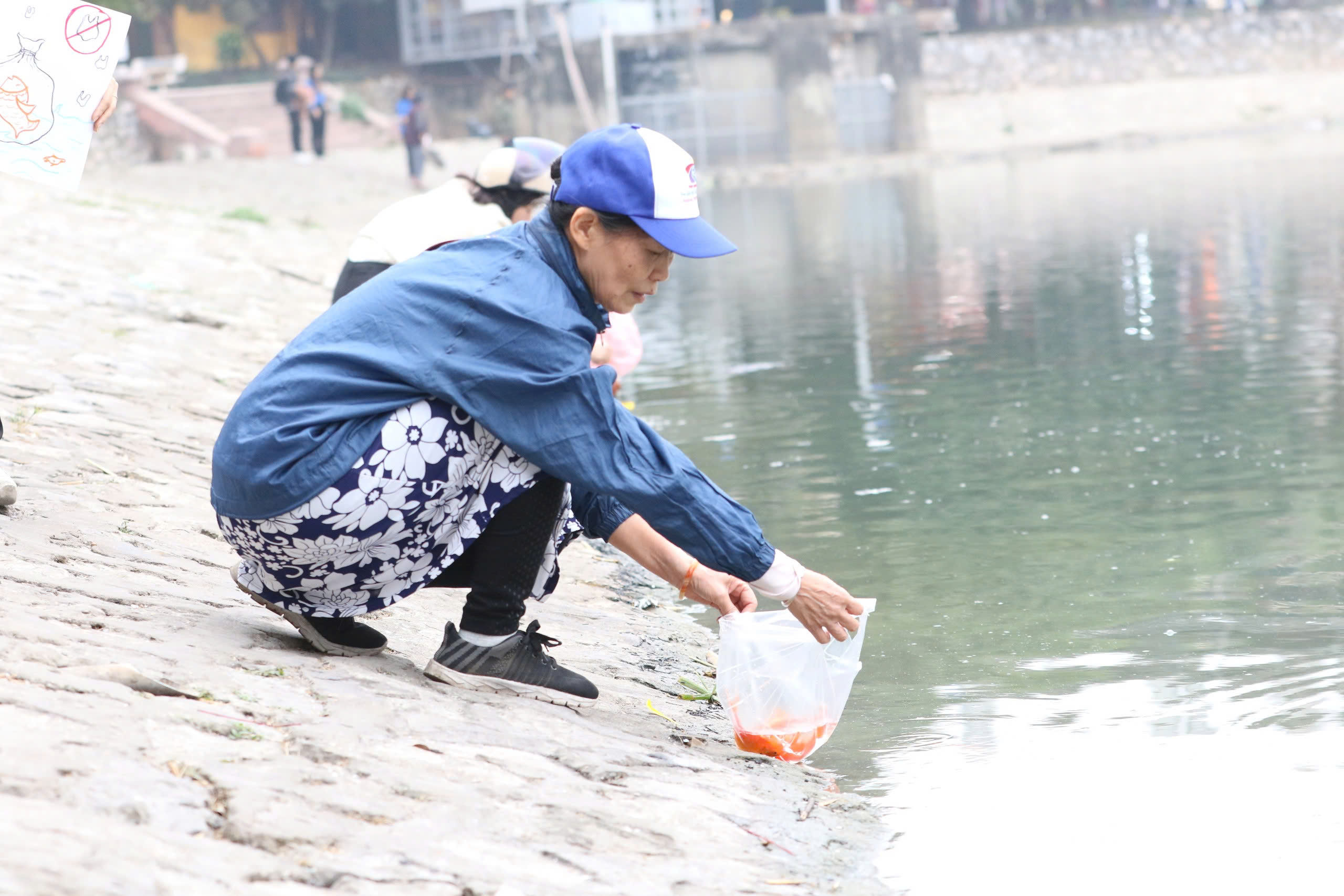 Hà Nội: Lan tỏa thông điệp "Thả cá, đừng thả túi nilon" ngày ông Táo về trời- Ảnh 9. Hà Nội: Lan tỏa thông điệp "Thả cá, đừng thả túi nilon" ngày ông Táo về trời- Ảnh 9.