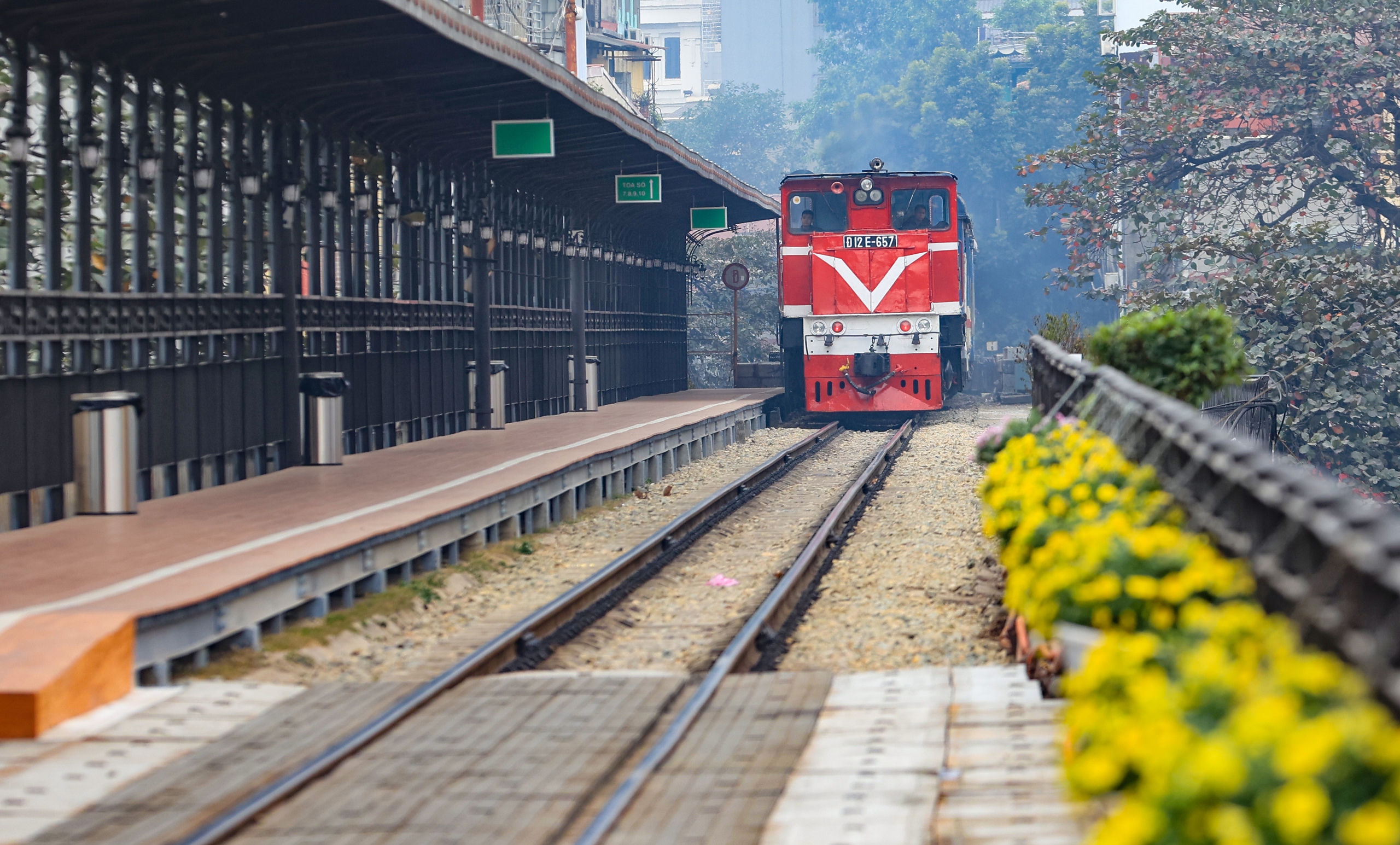 Ga Long Bi&ecirc;n, H&agrave; Nội trang ho&agrave;ng rực rỡ đ&oacute;n Tết- Ảnh 4.