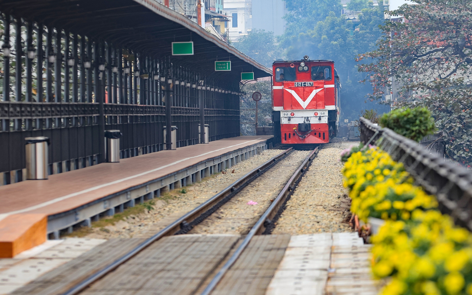 Ga Long Bi&ecirc;n, H&agrave; Nội trang ho&agrave;ng rực rỡ đ&oacute;n Tết