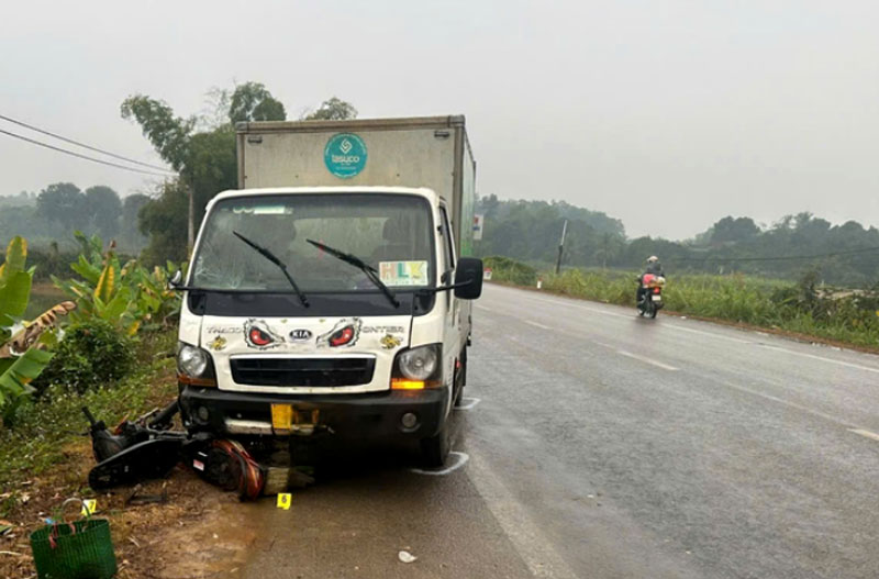 Hiện trường vụ tai nạn giao th&ocirc;ng khiến người phụ nữ đi xe m&aacute;y tử vong