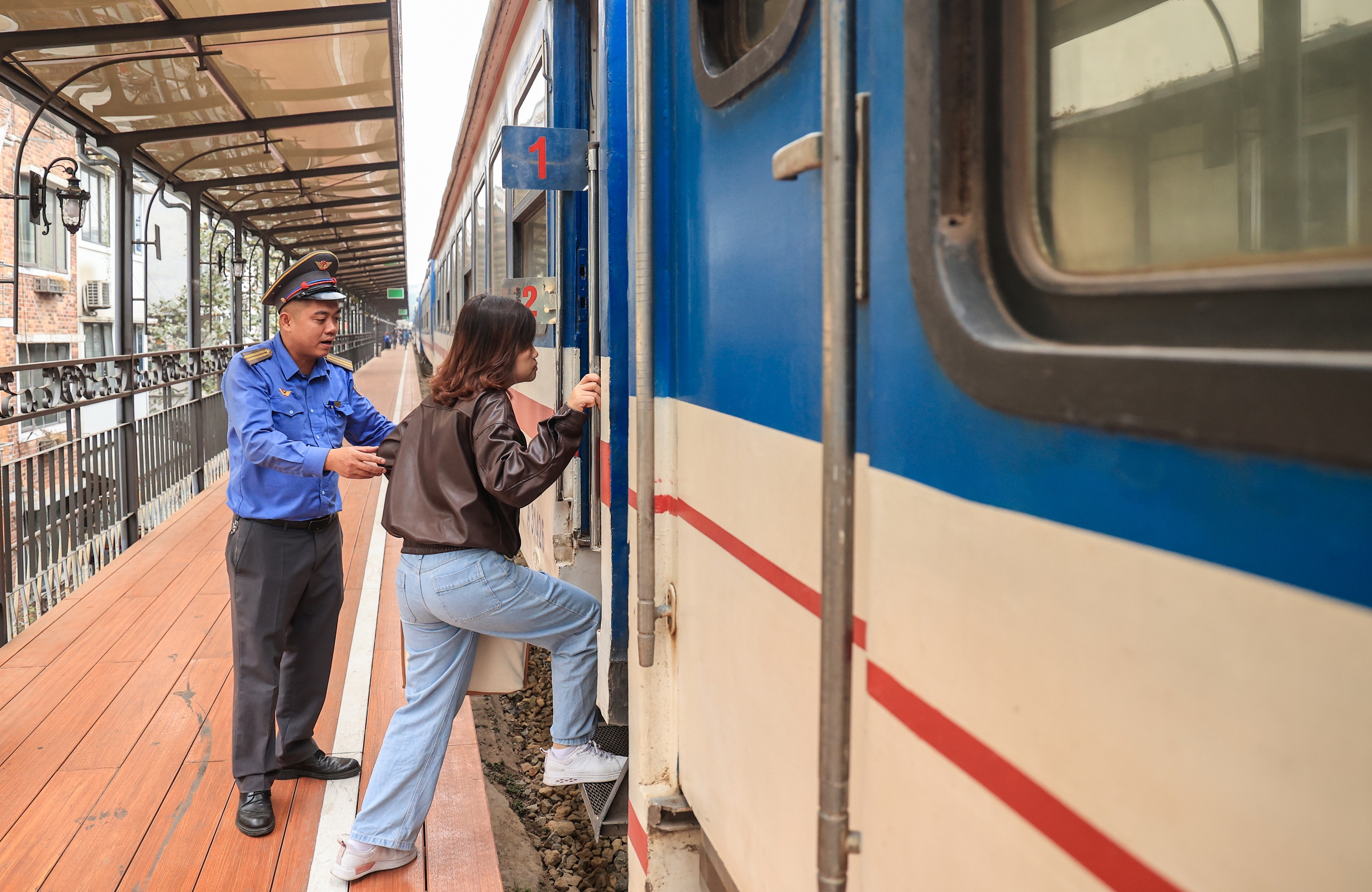 Ga Long Bi&ecirc;n, H&agrave; Nội trang ho&agrave;ng rực rỡ đ&oacute;n Tết- Ảnh 3.