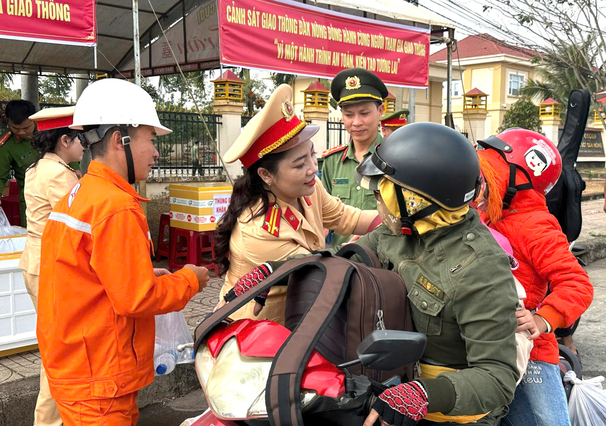 C&ocirc;ng an Đắk N&ocirc;ng tiếp sức người d&acirc;n về qu&ecirc; đ&oacute;n Tết- Ảnh 3.