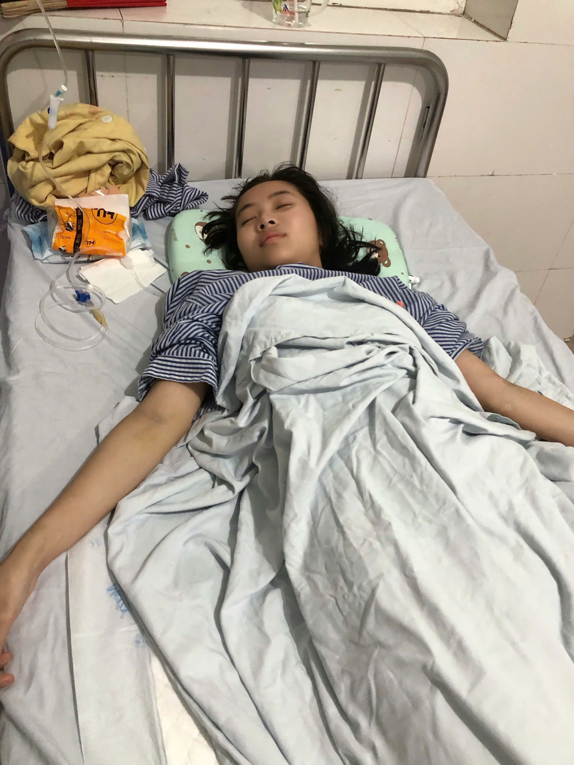 Gặp tai nạn ngày cận Tết, nữ sinh nghèo mất đi đôi chân- Ảnh 1. Gặp tai nạn ngày cận Tết, nữ sinh nghèo mất đi đôi chân- Ảnh 1.