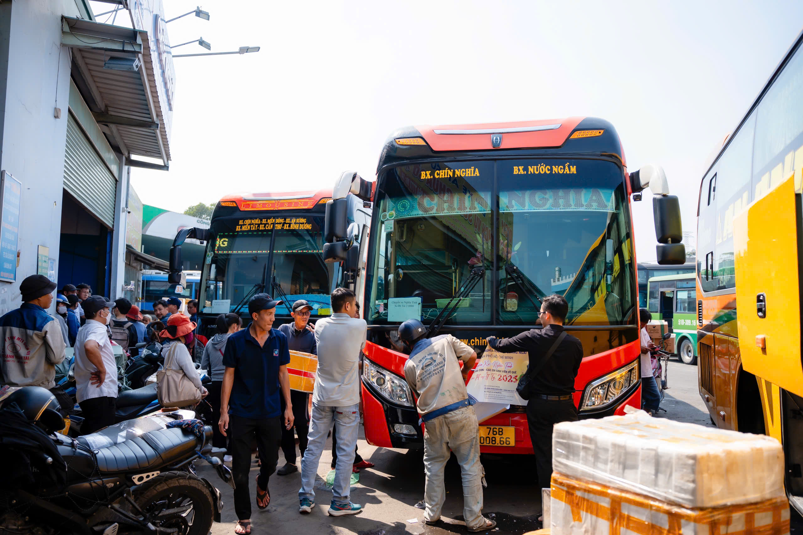 Quảng Ngãi: Người nghèo rưng rưng về quê ăn Tết trên chuyến xe 0 đồng- Ảnh 2. Quảng Ngãi: Người nghèo rưng rưng về quê ăn Tết trên chuyến xe 0 đồng- Ảnh 2.