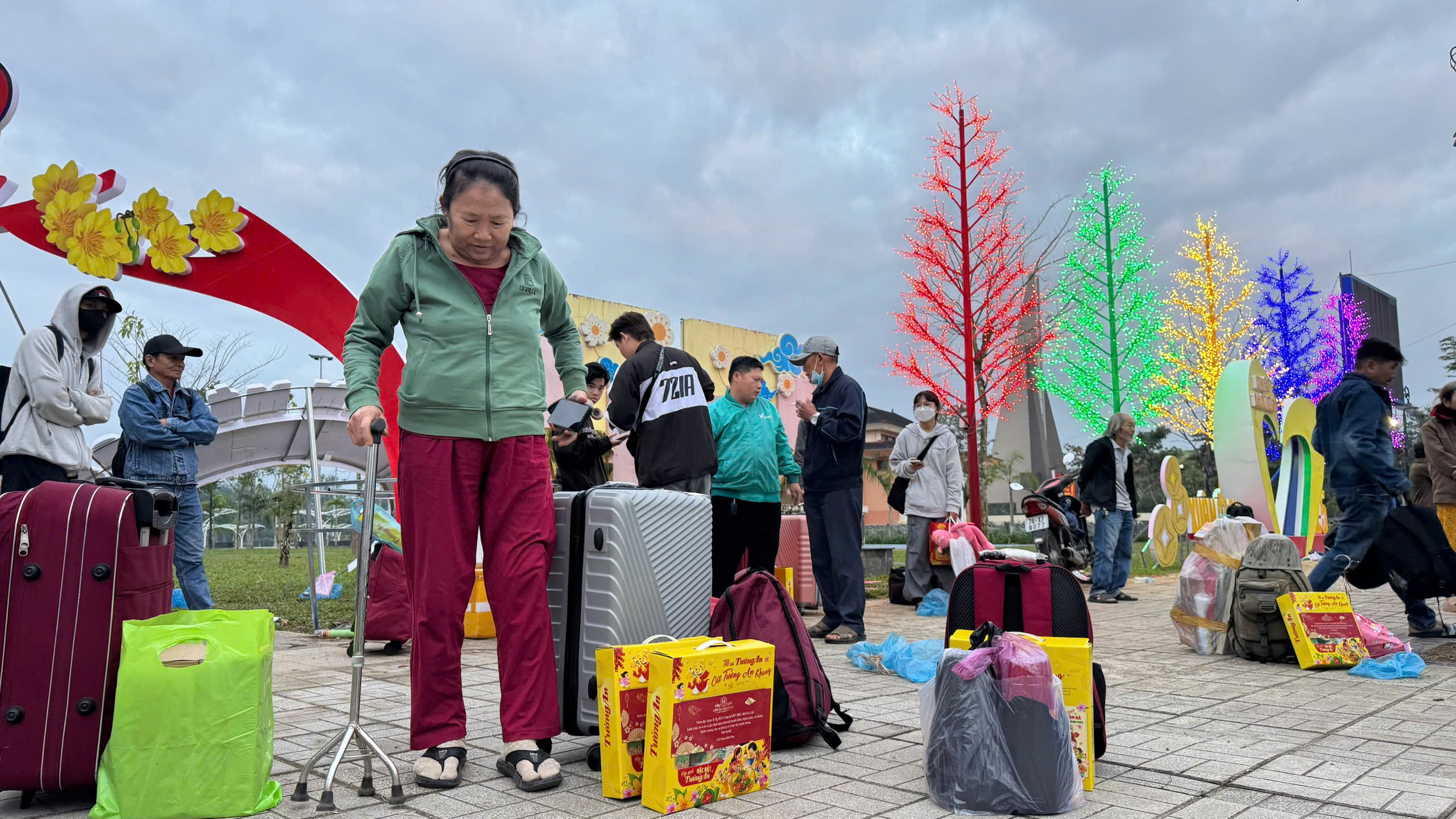 Quảng Ngãi: Người nghèo rưng rưng về quê ăn Tết trên chuyến xe 0 đồng- Ảnh 7. Quảng Ngãi: Người nghèo rưng rưng về quê ăn Tết trên chuyến xe 0 đồng- Ảnh 7.