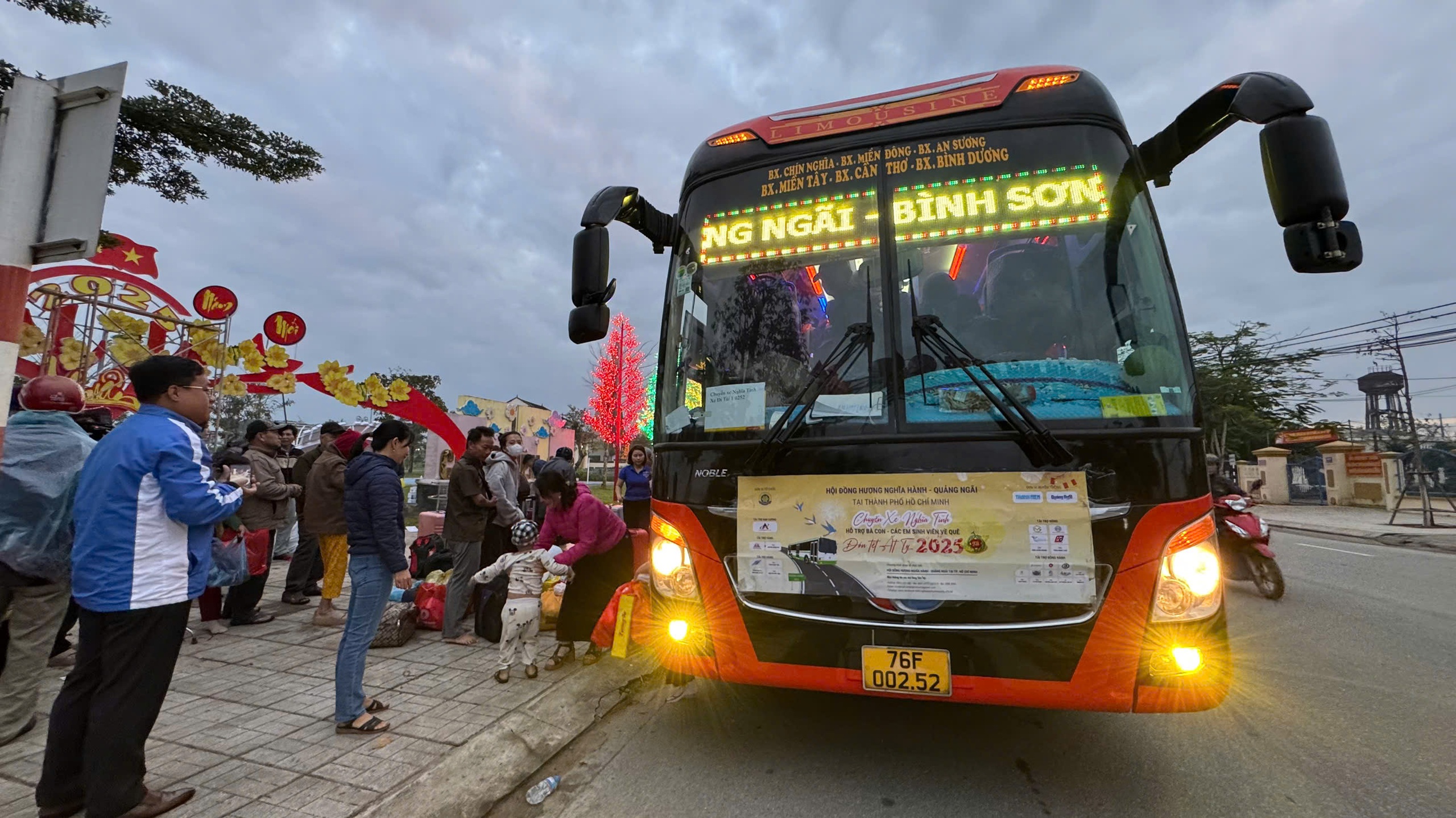 Quảng Ngãi: Người nghèo rưng rưng về quê ăn Tết trên chuyến xe 0 đồng- Ảnh 5. Quảng Ngãi: Người nghèo rưng rưng về quê ăn Tết trên chuyến xe 0 đồng- Ảnh 5.