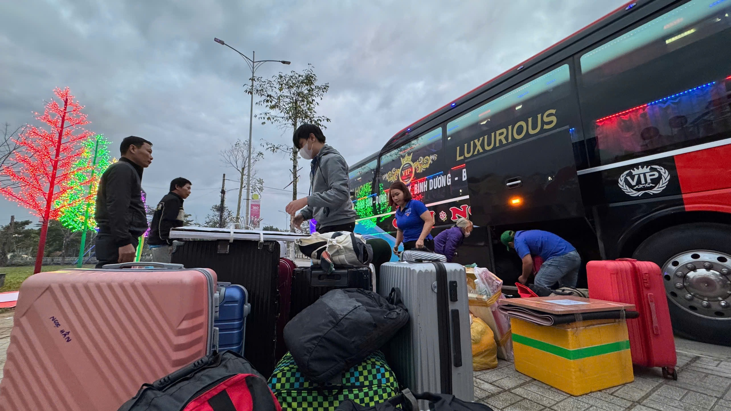 Quảng Ngãi: Người nghèo rưng rưng về quê ăn Tết trên chuyến xe 0 đồng- Ảnh 8. Quảng Ngãi: Người nghèo rưng rưng về quê ăn Tết trên chuyến xe 0 đồng- Ảnh 8.