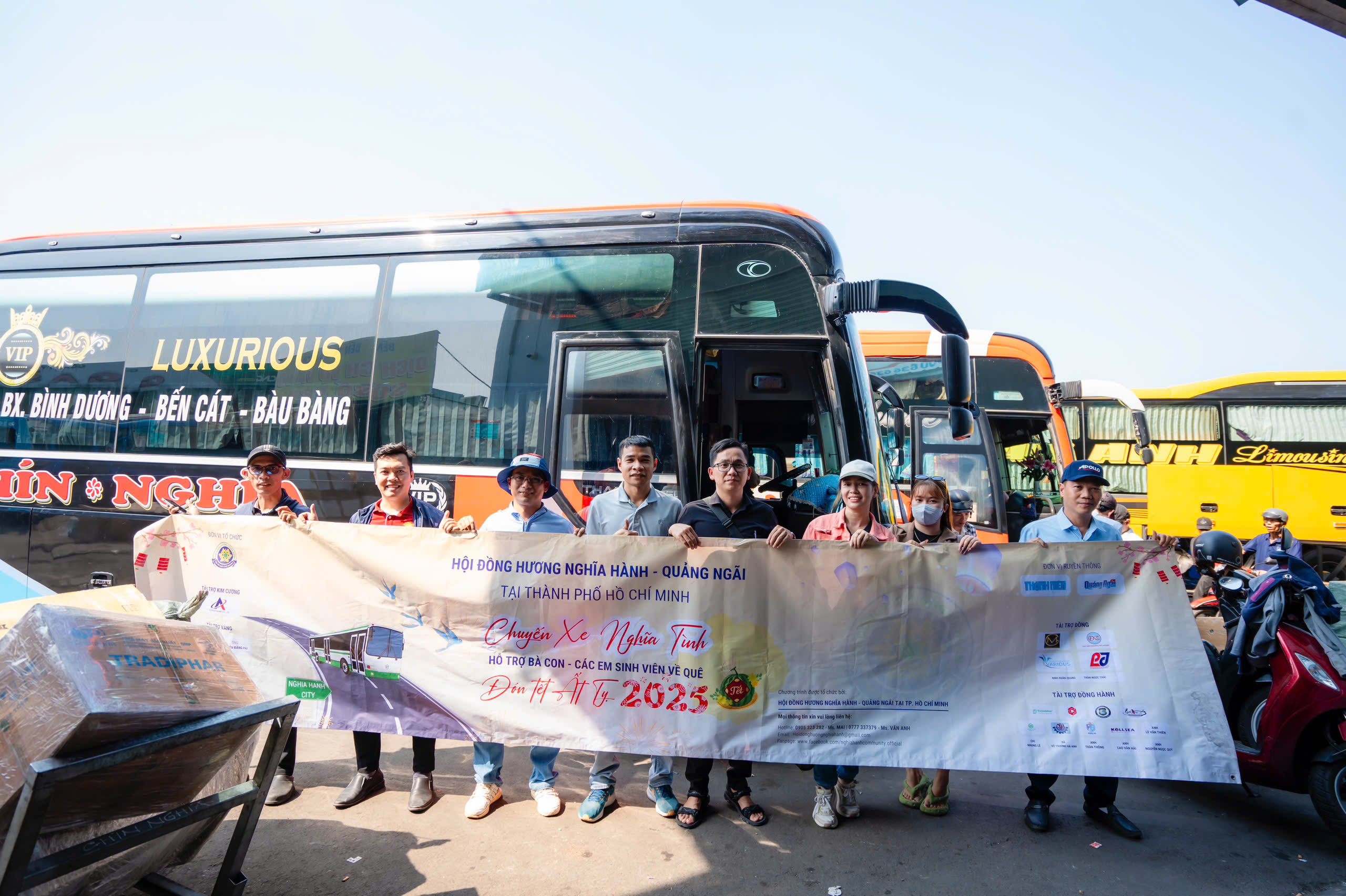 Quảng Ngãi: Người nghèo rưng rưng về quê ăn Tết trên chuyến xe 0 đồng- Ảnh 1. Quảng Ngãi: Người nghèo rưng rưng về quê ăn Tết trên chuyến xe 0 đồng- Ảnh 1.