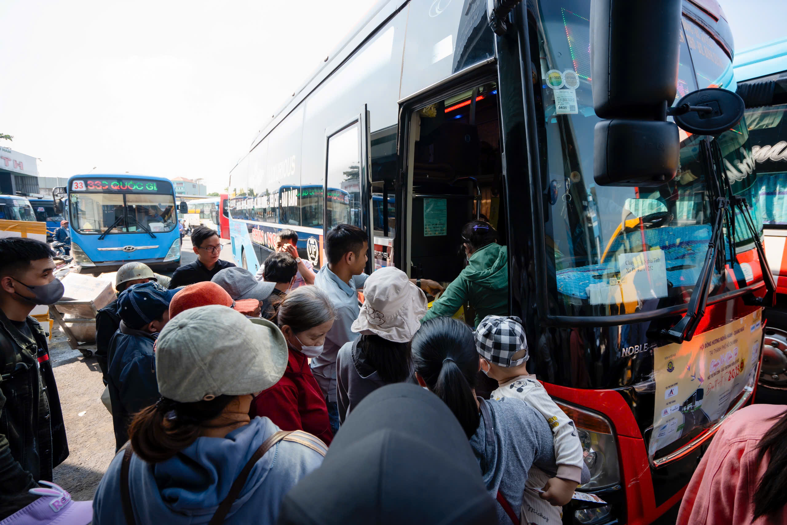 Quảng Ngãi: Người nghèo rưng rưng về quê ăn Tết trên chuyến xe 0 đồng- Ảnh 3. Quảng Ngãi: Người nghèo rưng rưng về quê ăn Tết trên chuyến xe 0 đồng- Ảnh 3.