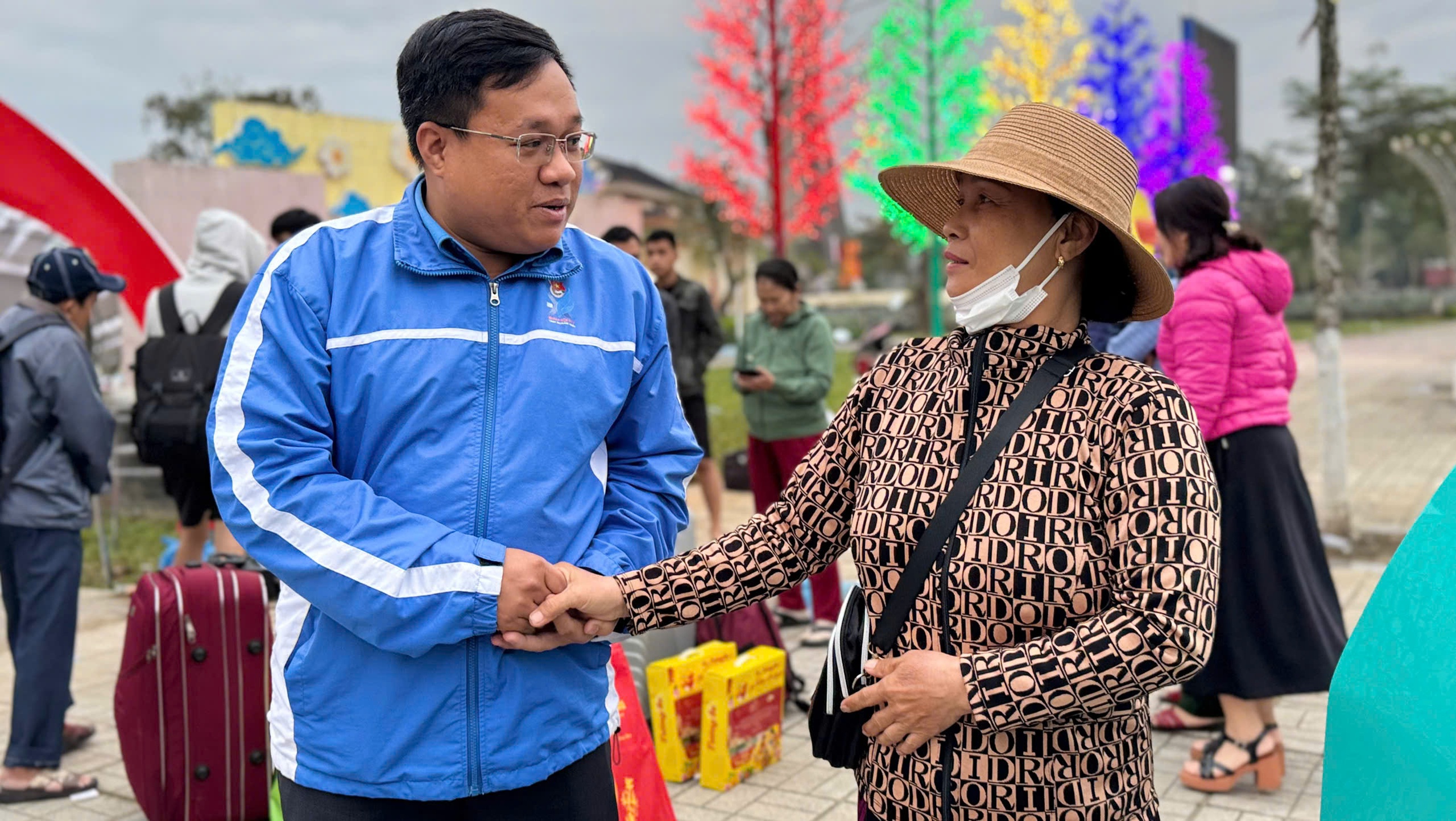 Quảng Ngãi: Người nghèo rưng rưng về quê ăn Tết trên chuyến xe 0 đồng- Ảnh 4. Quảng Ngãi: Người nghèo rưng rưng về quê ăn Tết trên chuyến xe 0 đồng- Ảnh 4.