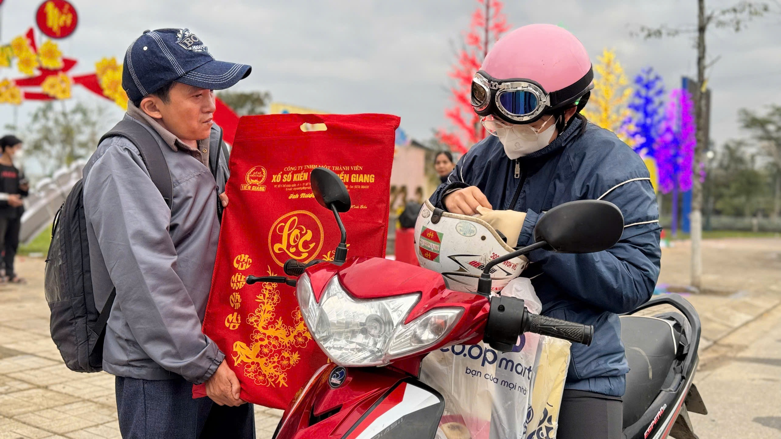 Quảng Ngãi: Người nghèo rưng rưng về quê ăn Tết trên chuyến xe 0 đồng- Ảnh 6. Quảng Ngãi: Người nghèo rưng rưng về quê ăn Tết trên chuyến xe 0 đồng- Ảnh 6.