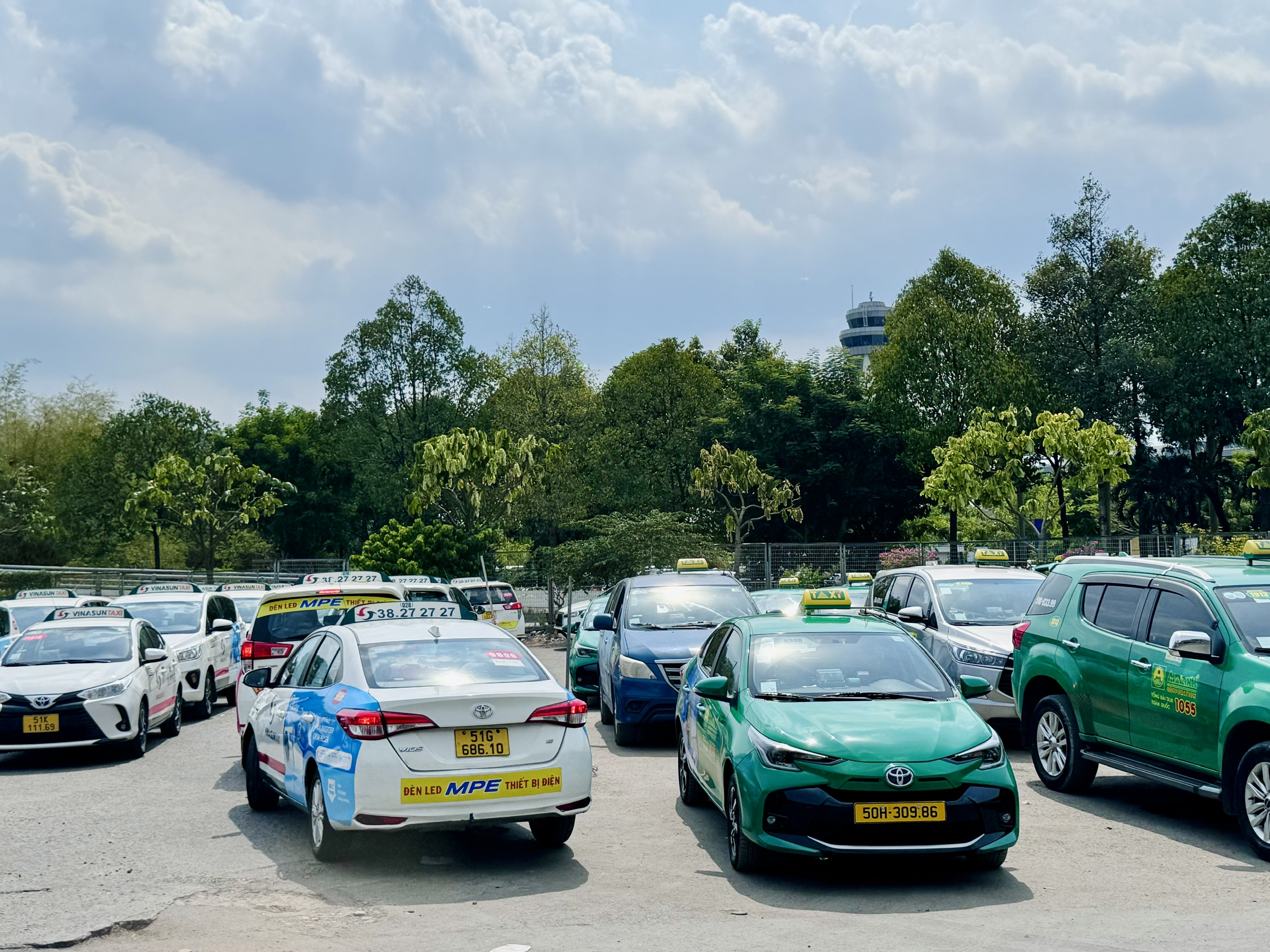 Bắt đầu trung chuyển khách trong sân bay Tân Sơn Nhất ra bên ngoài để giảm ùn ứ- Ảnh 4. Bắt đầu trung chuyển khách trong sân bay Tân Sơn Nhất ra bên ngoài để giảm ùn ứ- Ảnh 4.