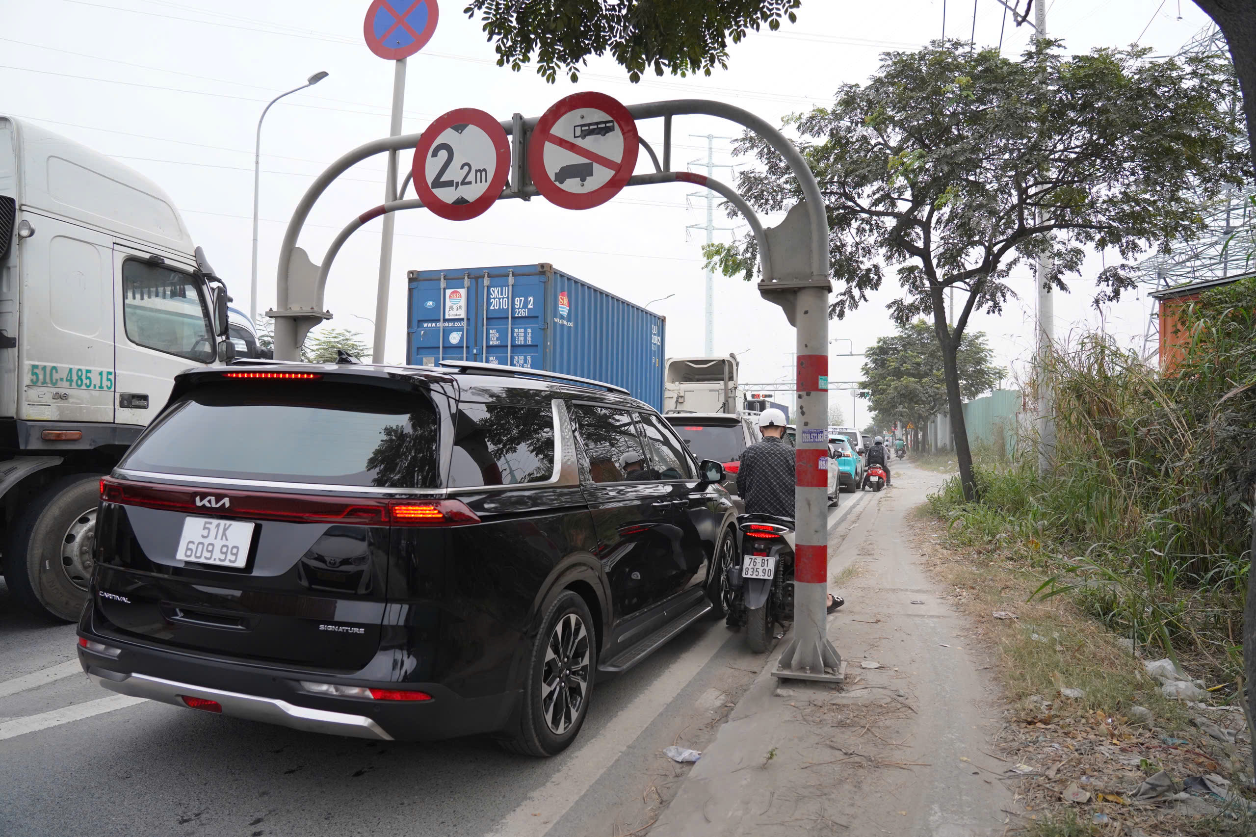 Từ s&aacute;ng đến trưa, h&agrave;ng trăm &ocirc; t&ocirc; nối đu&ocirc;i nh&iacute;ch từng bước ở cửa ng&otilde; ph&iacute;a Đ&ocirc;ng TP.HCM- Ảnh 4.