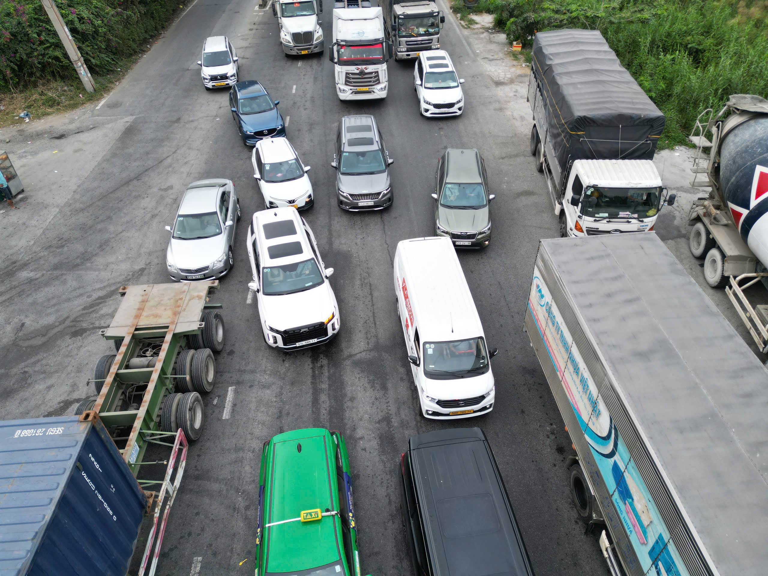 Từ s&aacute;ng đến trưa, h&agrave;ng trăm &ocirc; t&ocirc; nối đu&ocirc;i nh&iacute;ch từng bước ở cửa ng&otilde; ph&iacute;a Đ&ocirc;ng TP.HCM- Ảnh 5.
