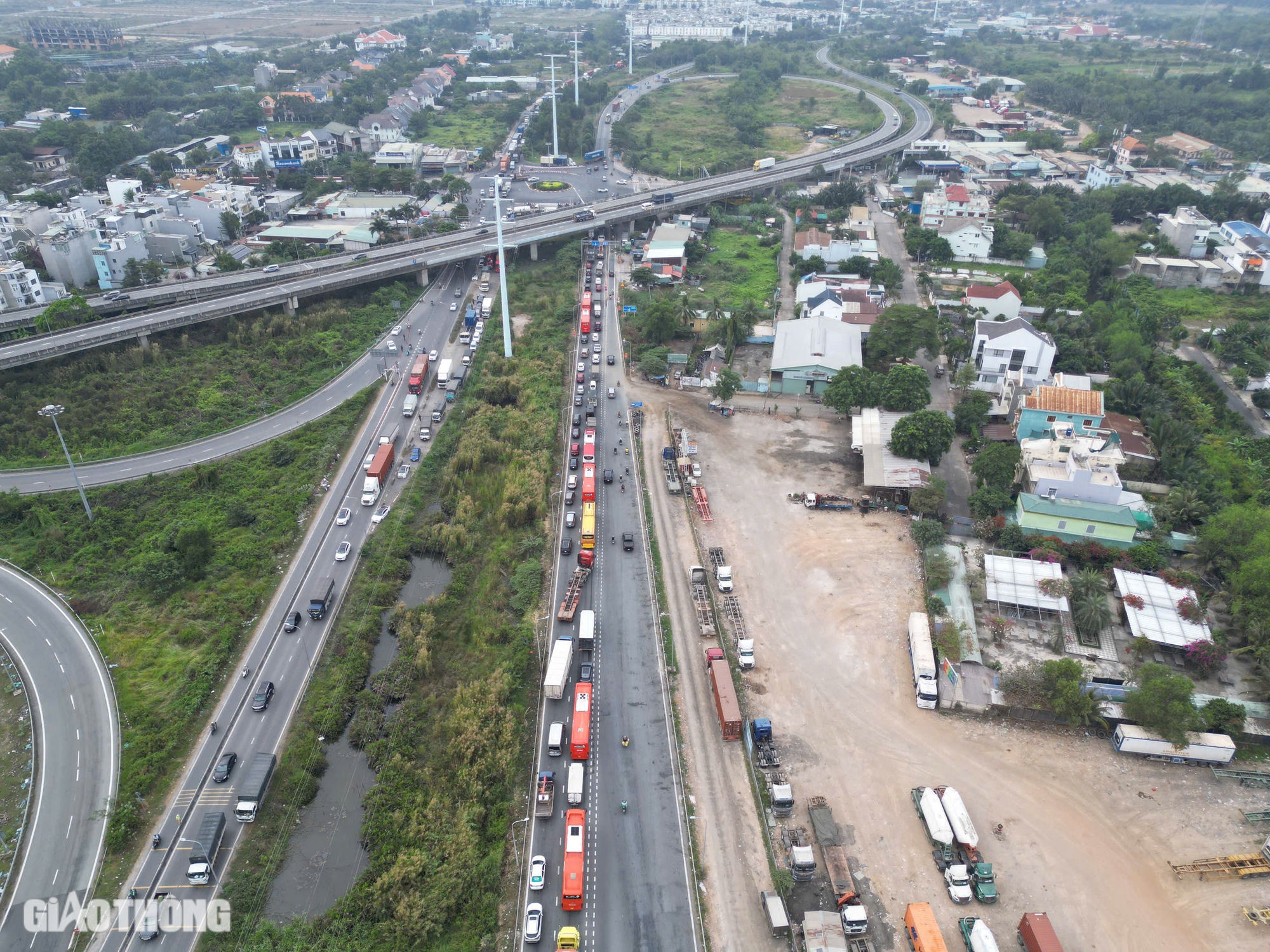 Từ s&aacute;ng đến trưa, h&agrave;ng trăm &ocirc; t&ocirc; nối đu&ocirc;i nh&iacute;ch từng bước ở cửa ng&otilde; ph&iacute;a Đ&ocirc;ng TP.HCM- Ảnh 1.