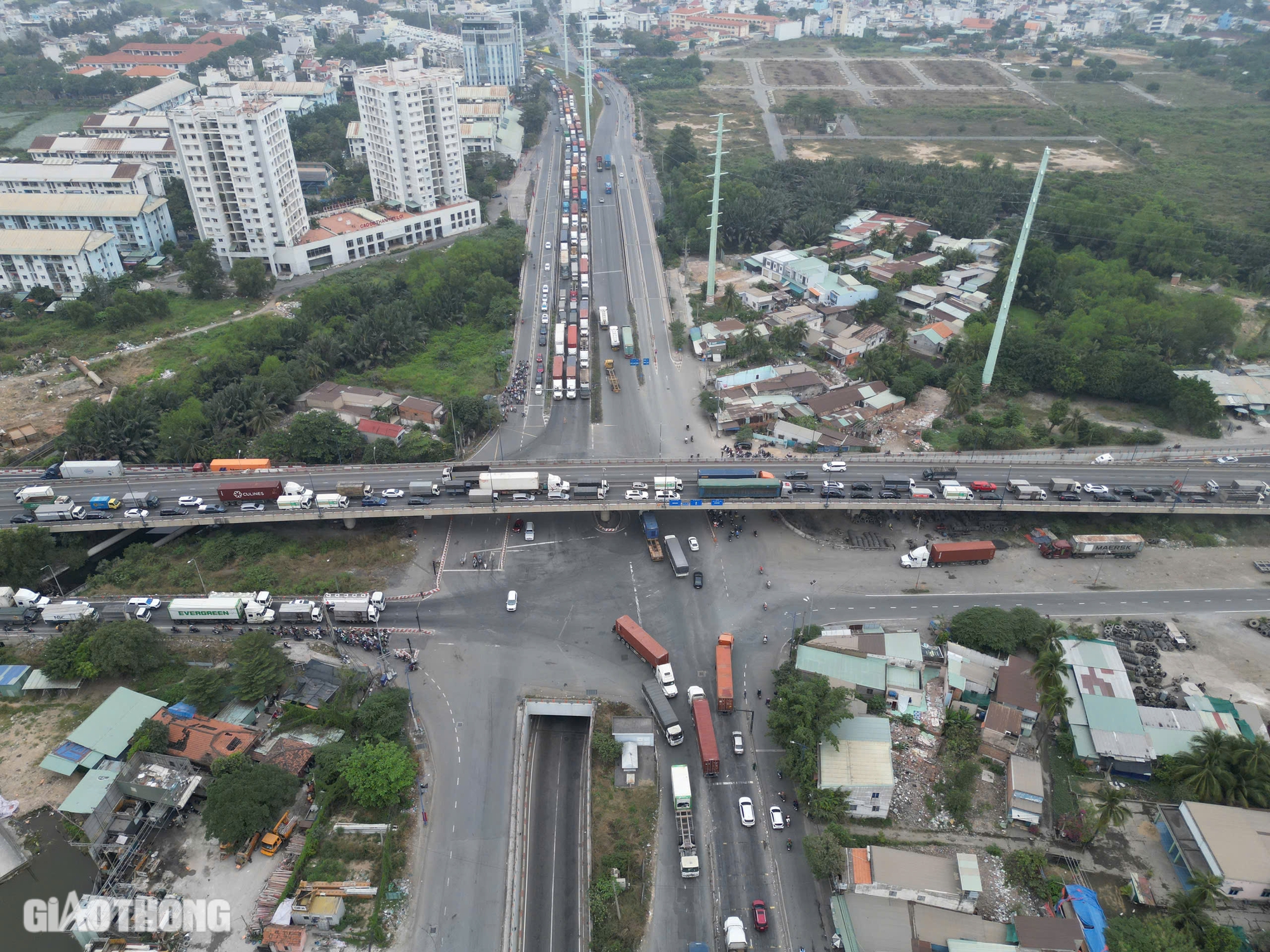 Từ s&aacute;ng đến trưa, h&agrave;ng trăm &ocirc; t&ocirc; nối đu&ocirc;i nh&iacute;ch từng bước ở cửa ng&otilde; ph&iacute;a Đ&ocirc;ng TP.HCM- Ảnh 7.