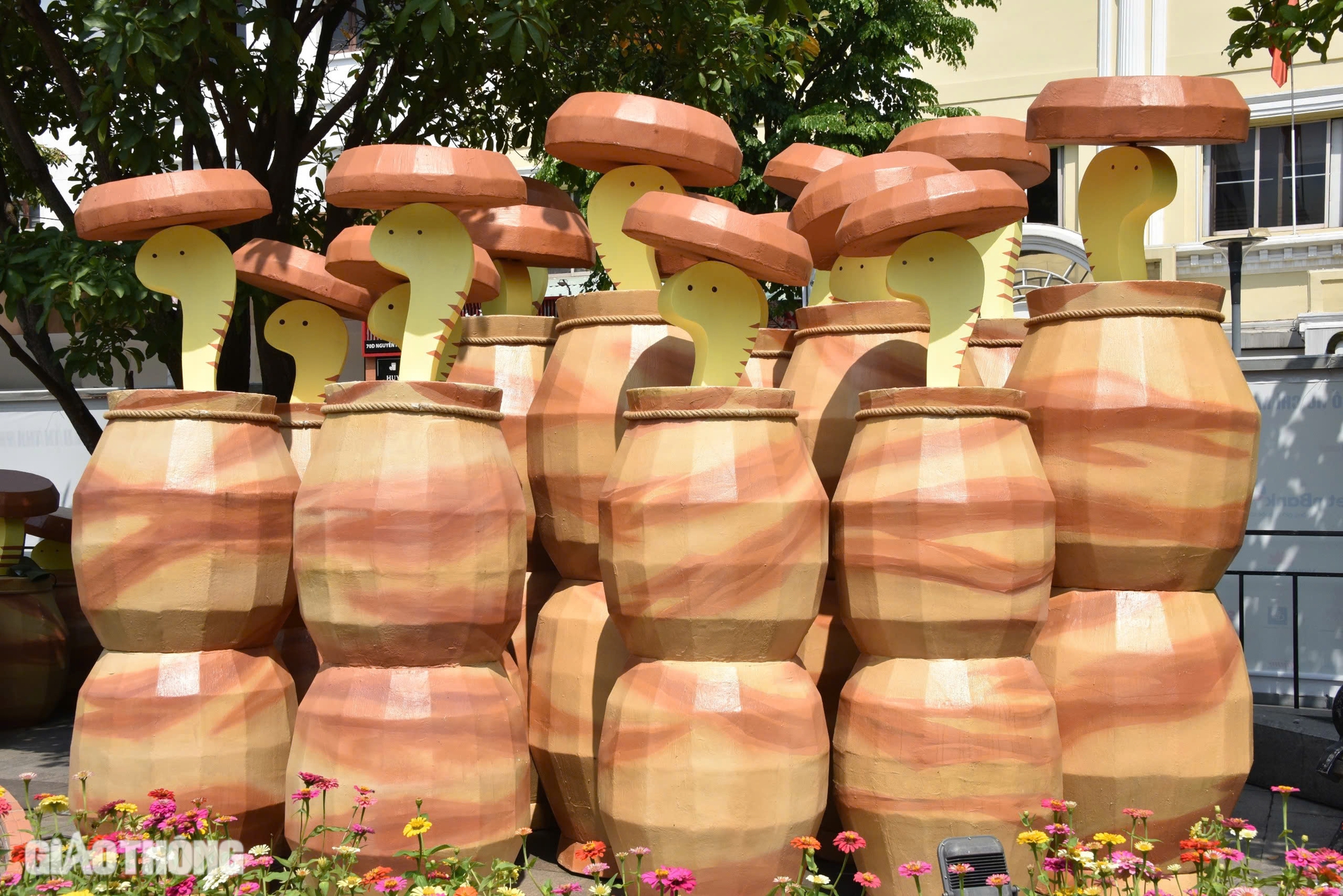 Cặp rắn Kim Tỵ - Ng&acirc;n Tỵ ở đường hoa Nguyễn Huệ c&oacute; g&igrave; đặc biệt?- Ảnh 9.