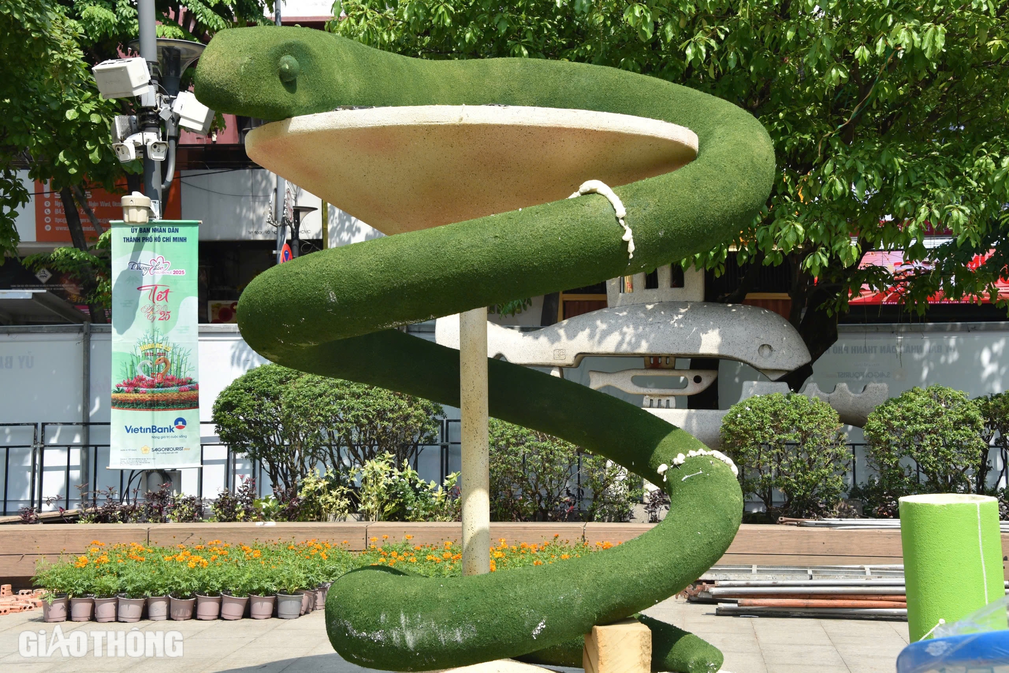 Cặp rắn Kim Tỵ - Ng&acirc;n Tỵ ở đường hoa Nguyễn Huệ c&oacute; g&igrave; đặc biệt?- Ảnh 6.