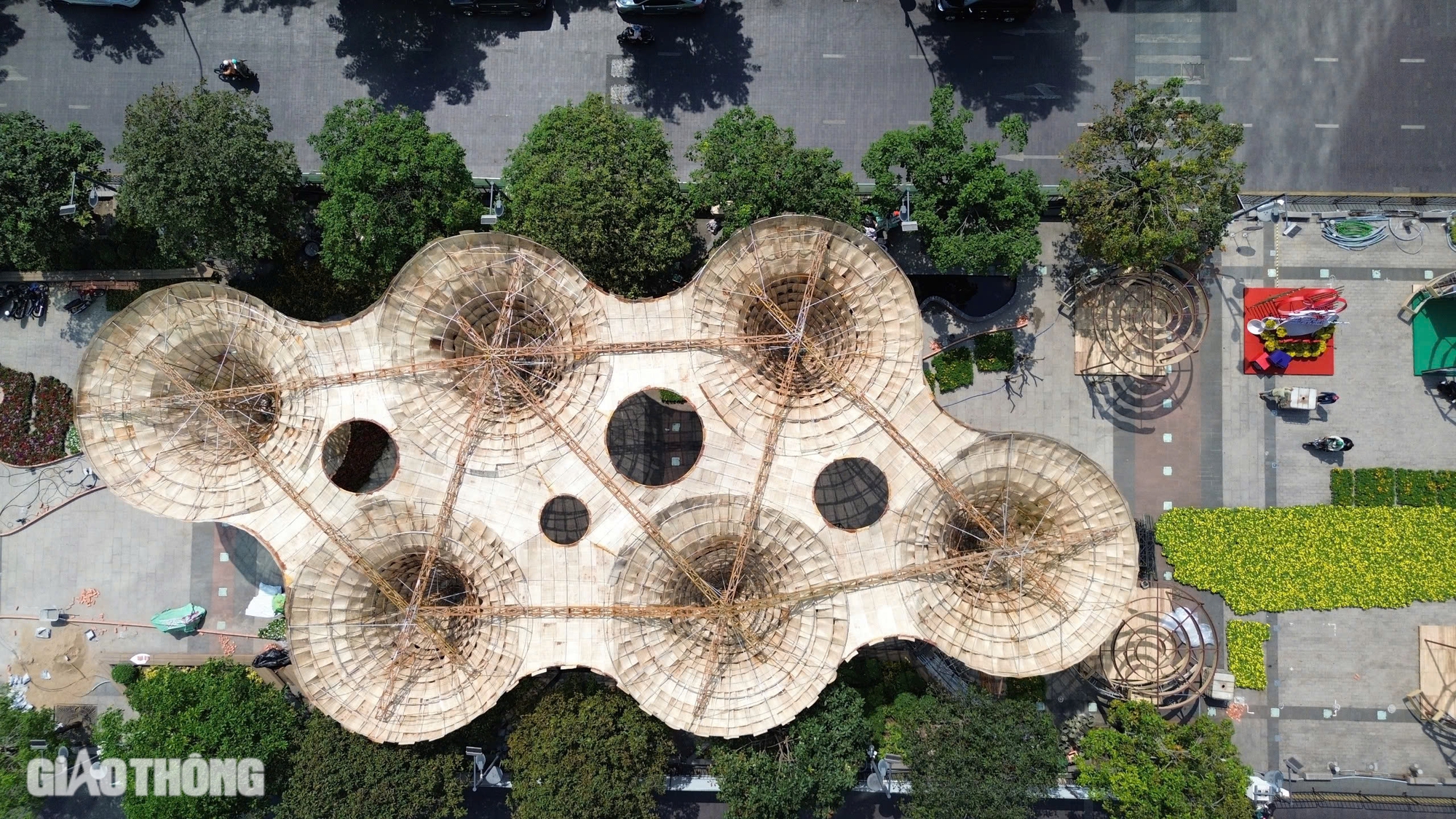 Cặp rắn Kim Tỵ - Ng&acirc;n Tỵ ở đường hoa Nguyễn Huệ c&oacute; g&igrave; đặc biệt?- Ảnh 15.