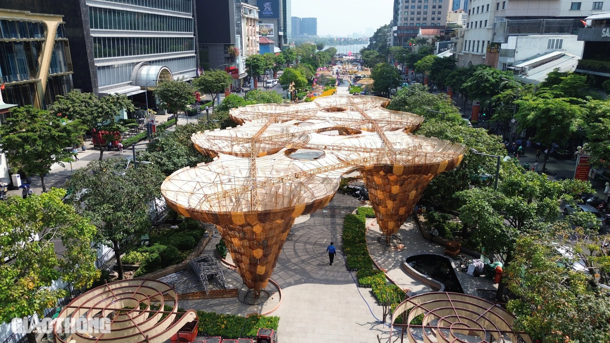 Cặp rắn Kim Tỵ - Ng&acirc;n Tỵ ở đường hoa Nguyễn Huệ c&oacute; g&igrave; đặc biệt?- Ảnh 13.